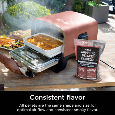 Ninja pellets generando humo en horno Woodfire, ofrece aroma consistente