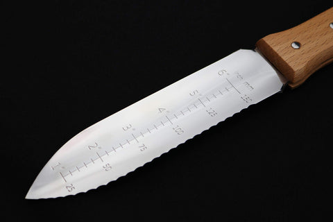 Nisaku hori hori en uso cavando suelo beneficioso para plantar