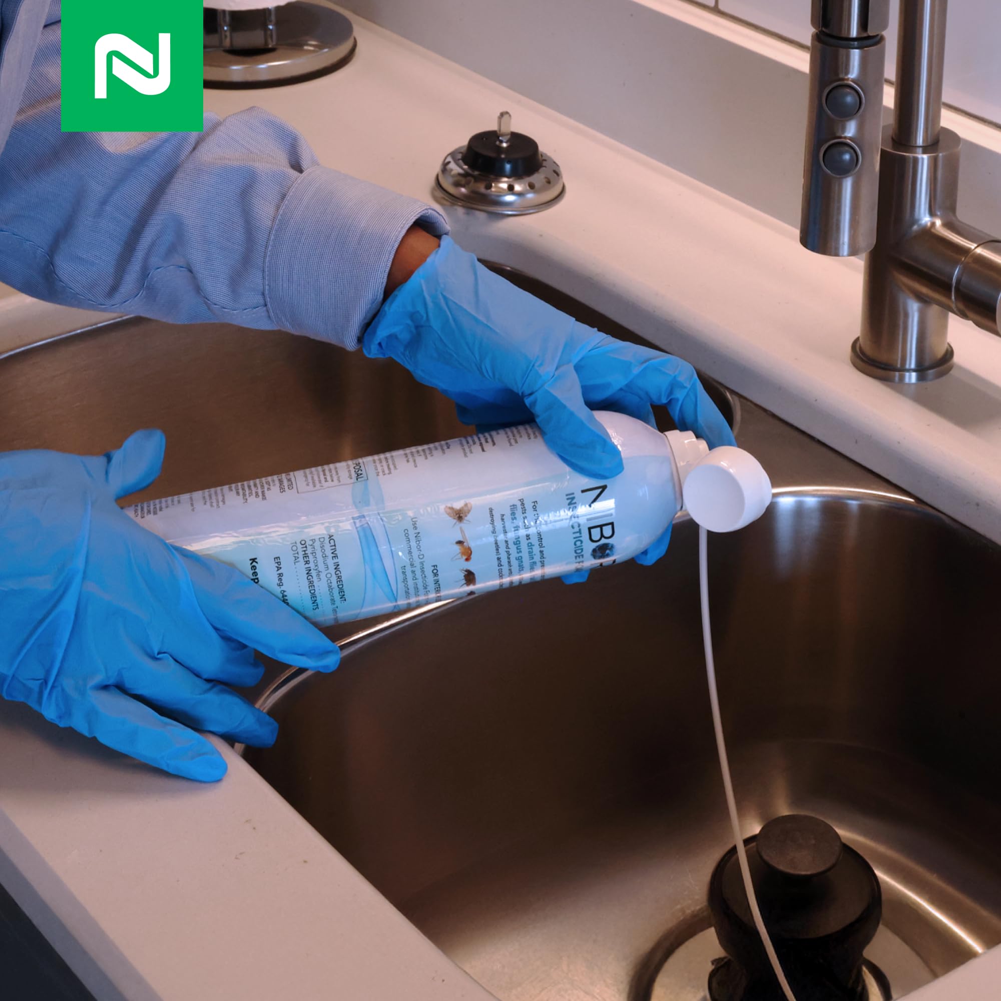 Nisus espuma blanca en detalle que penetra suciedad y restos