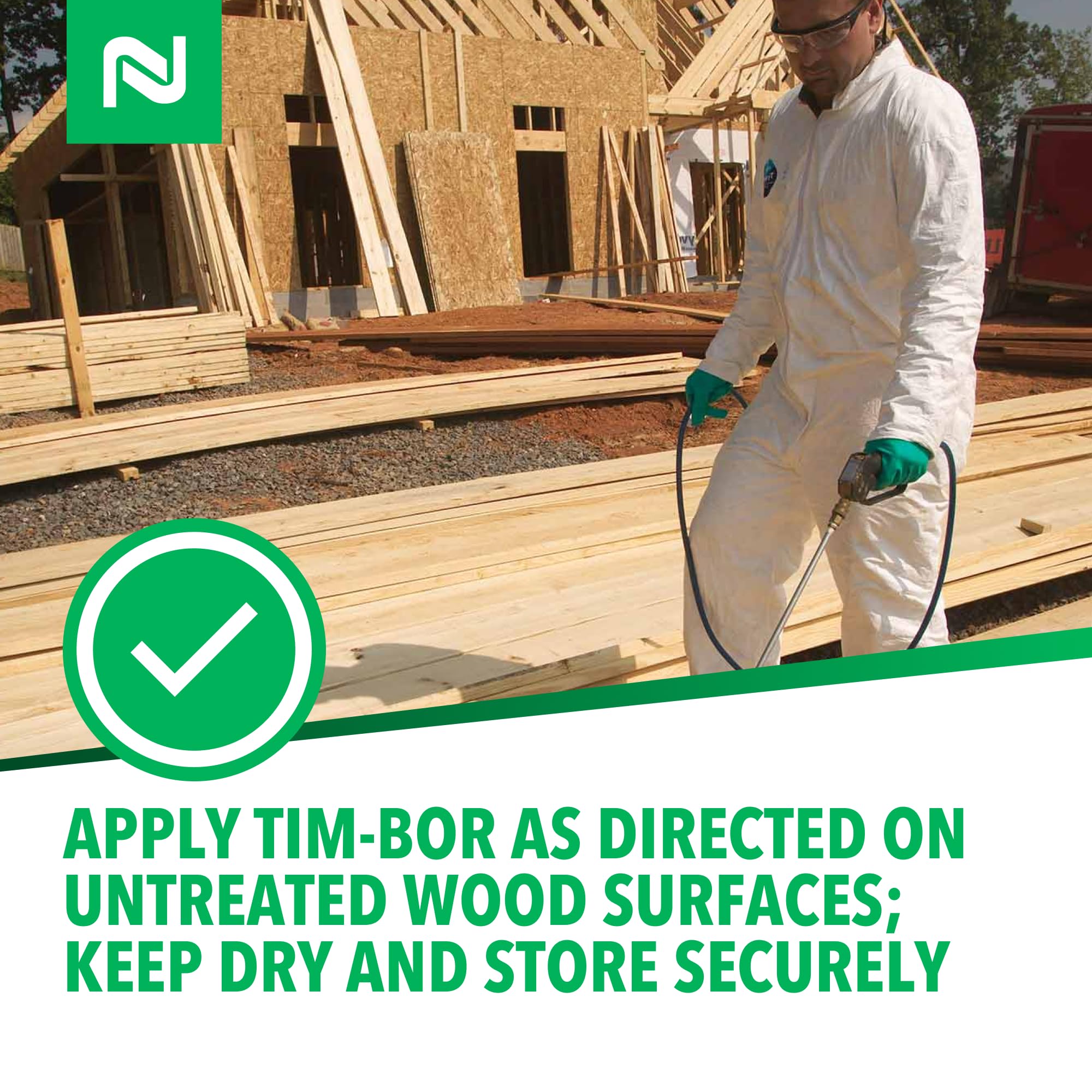 Nisus Tim-BOR en sitio de construcción tratando vigas de madera, prevención durable
