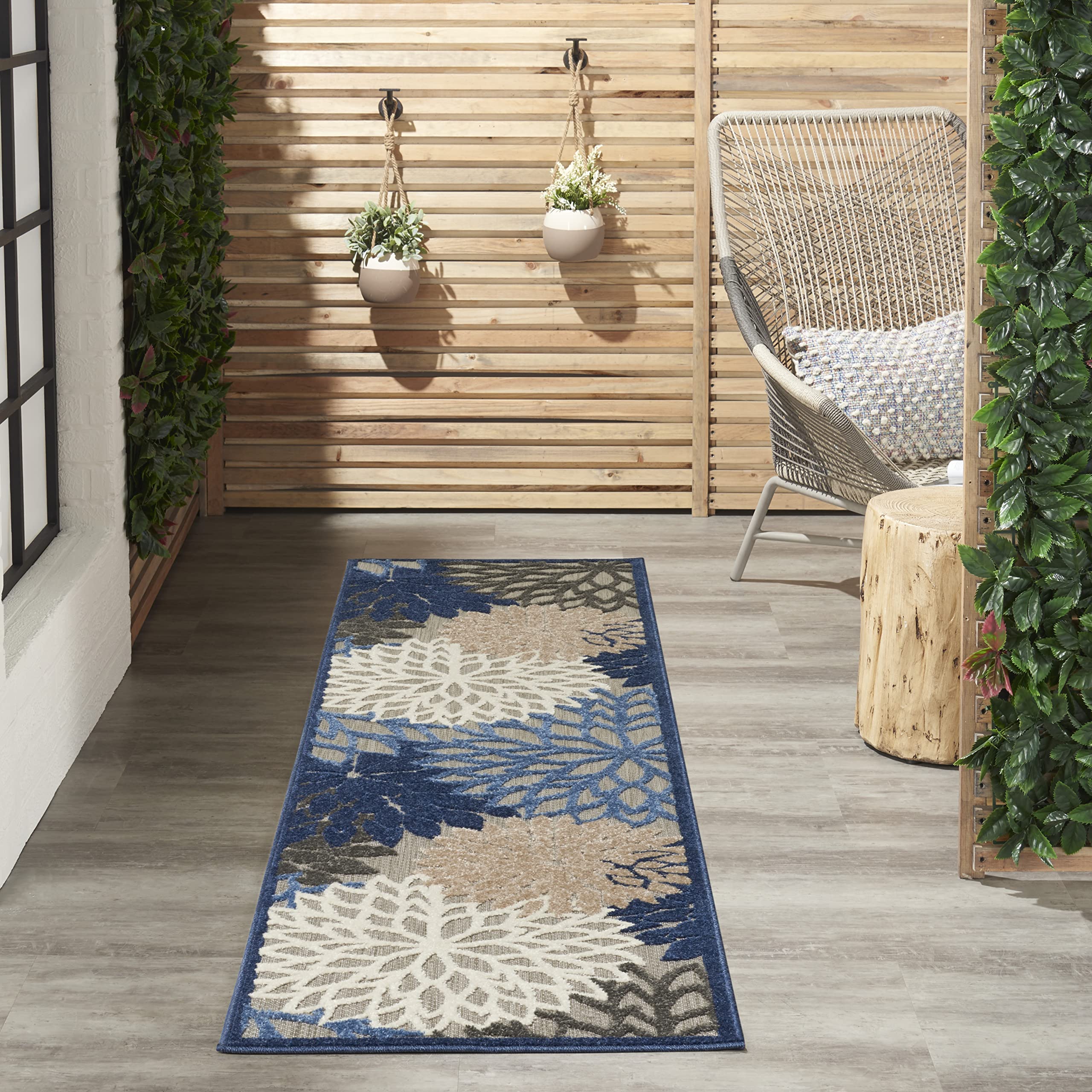 Nourison alfombra frontal mostrando diseño tropical y color duradero