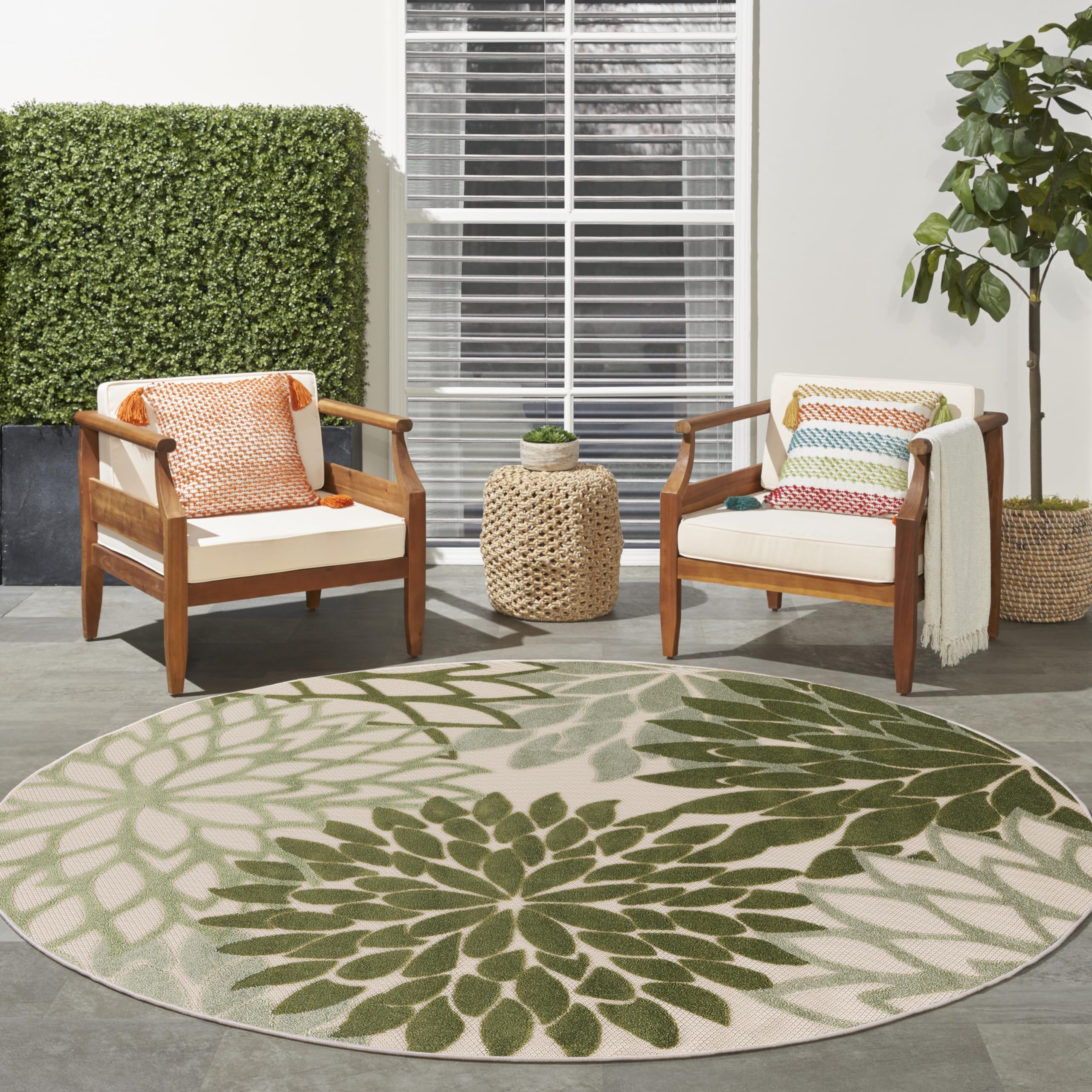 Nourison alfombra Aloha instalada en patio, resistente y decorativa