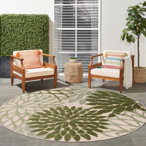 Nourison alfombra Aloha instalada en patio, resistente y decorativa