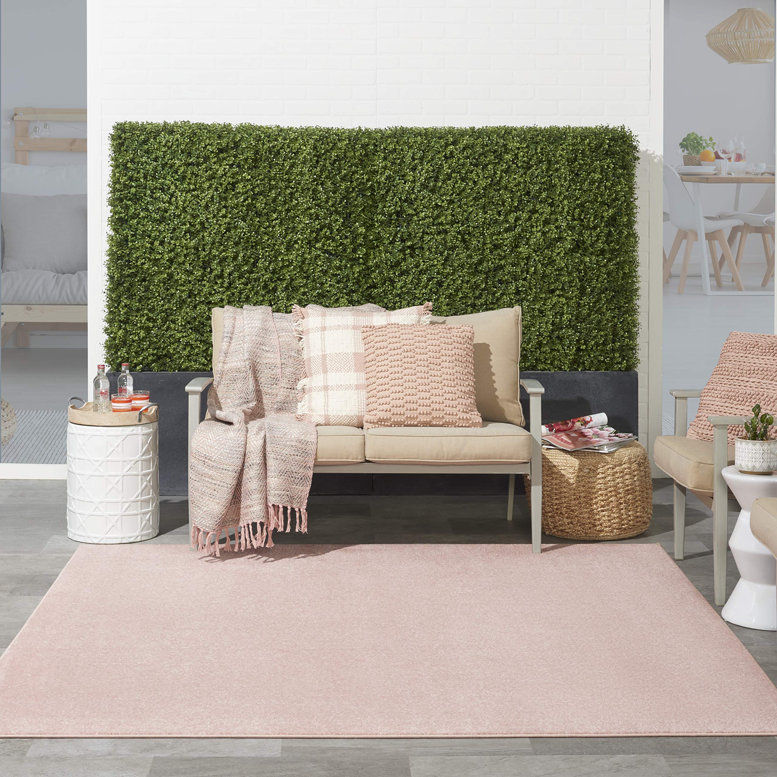 Nourison alfombra en patio exterior junto a muebles, resistente a uso exterior