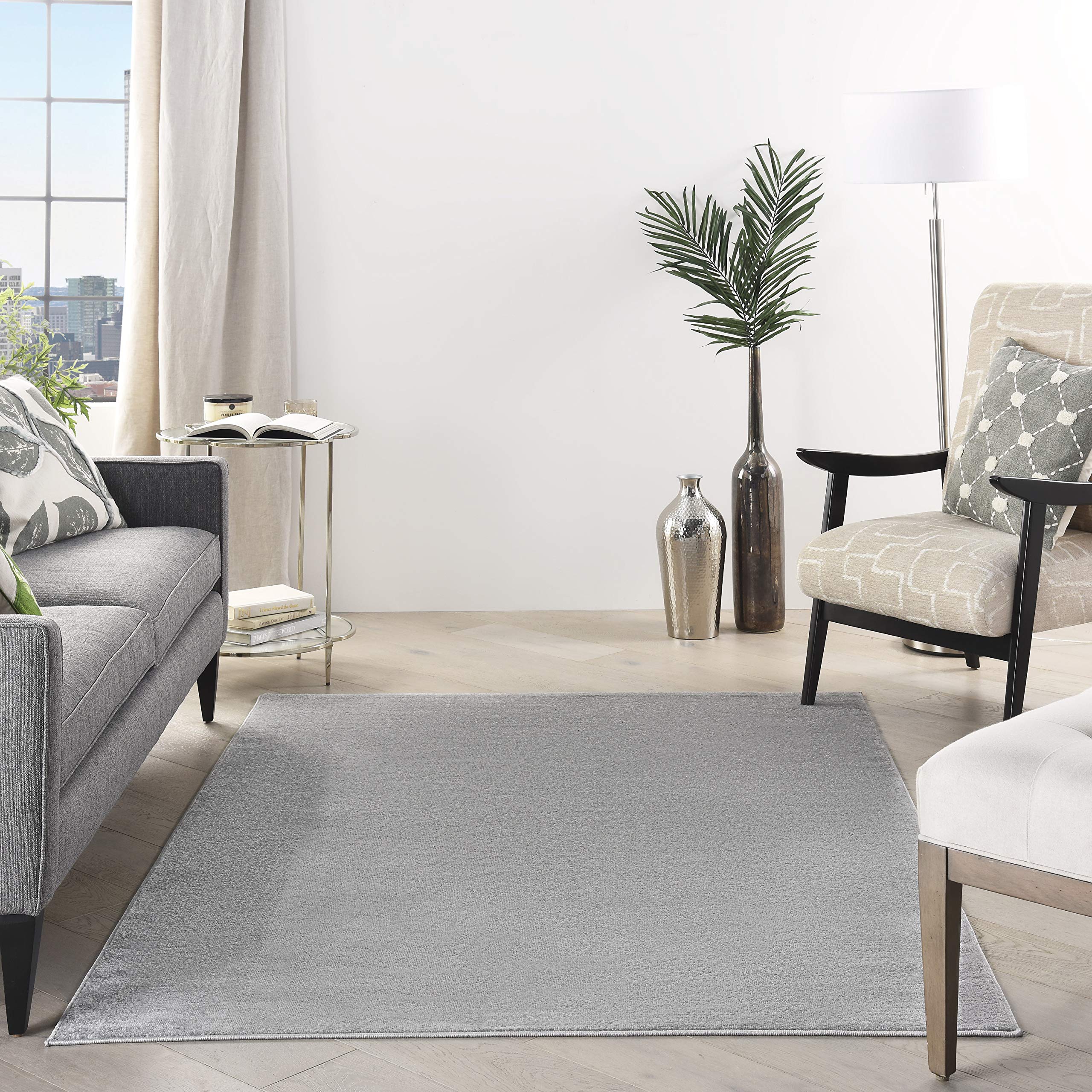 Nourison alfombra en salón con muebles, aporta confort y estilo práctico