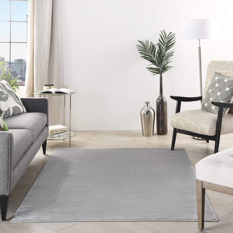Nourison alfombra en salón con muebles, aporta confort y estilo práctico