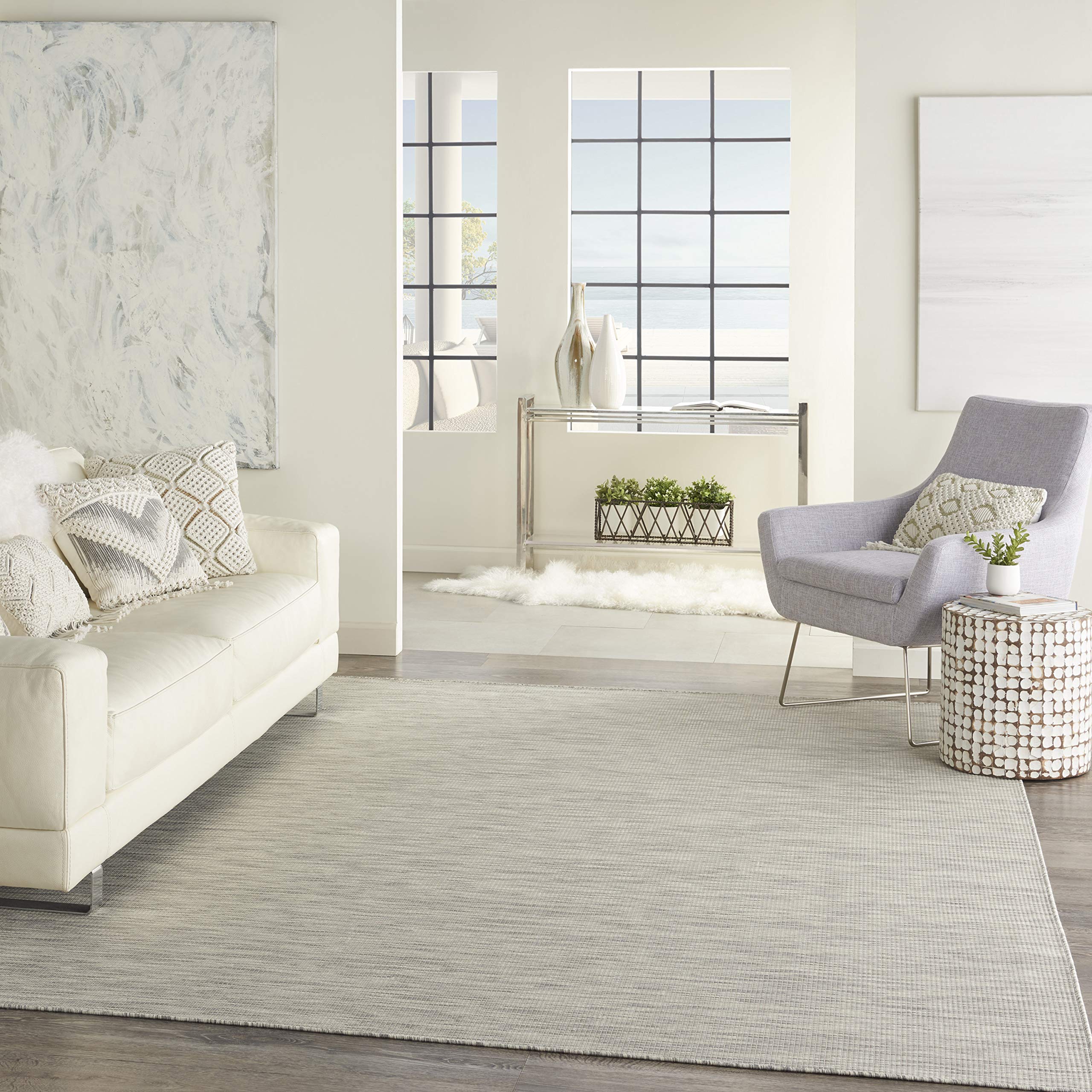 Nourison alfombra en salón creando zona cómoda y estilosa