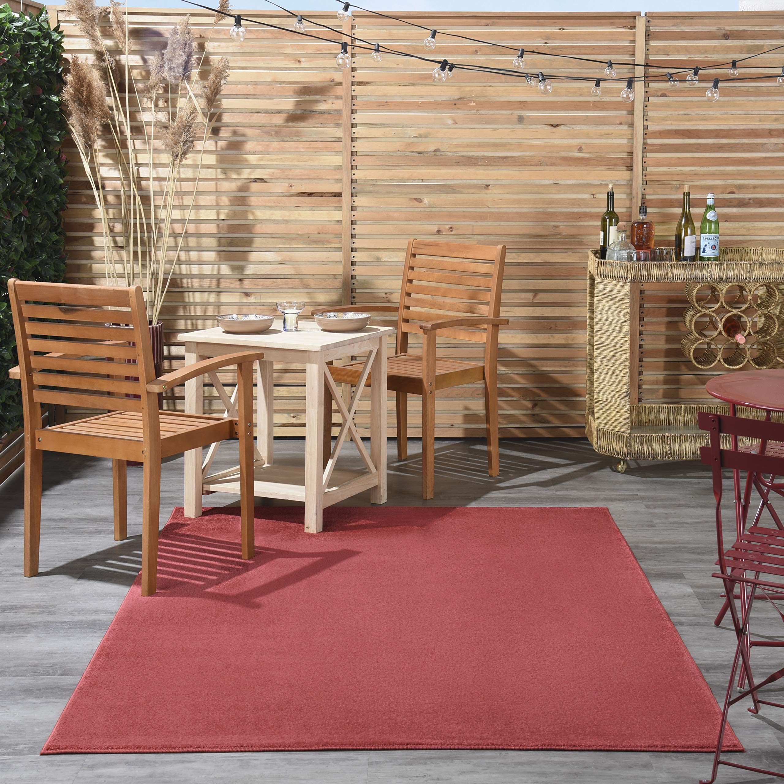 Nourison alfombra colocada en salón mostrando integración decorativa y confort