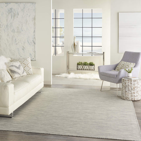 Nourison alfombra en salón creando zona cómoda y estilosa