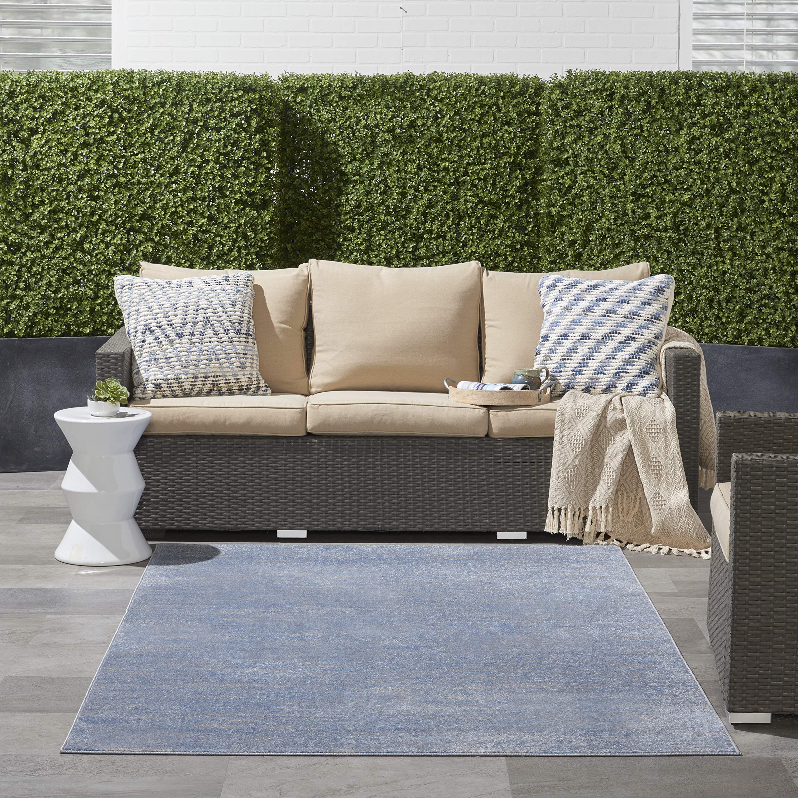 Nourison alfombra colocada en terraza junto a piscina, resistente a humedad exterior