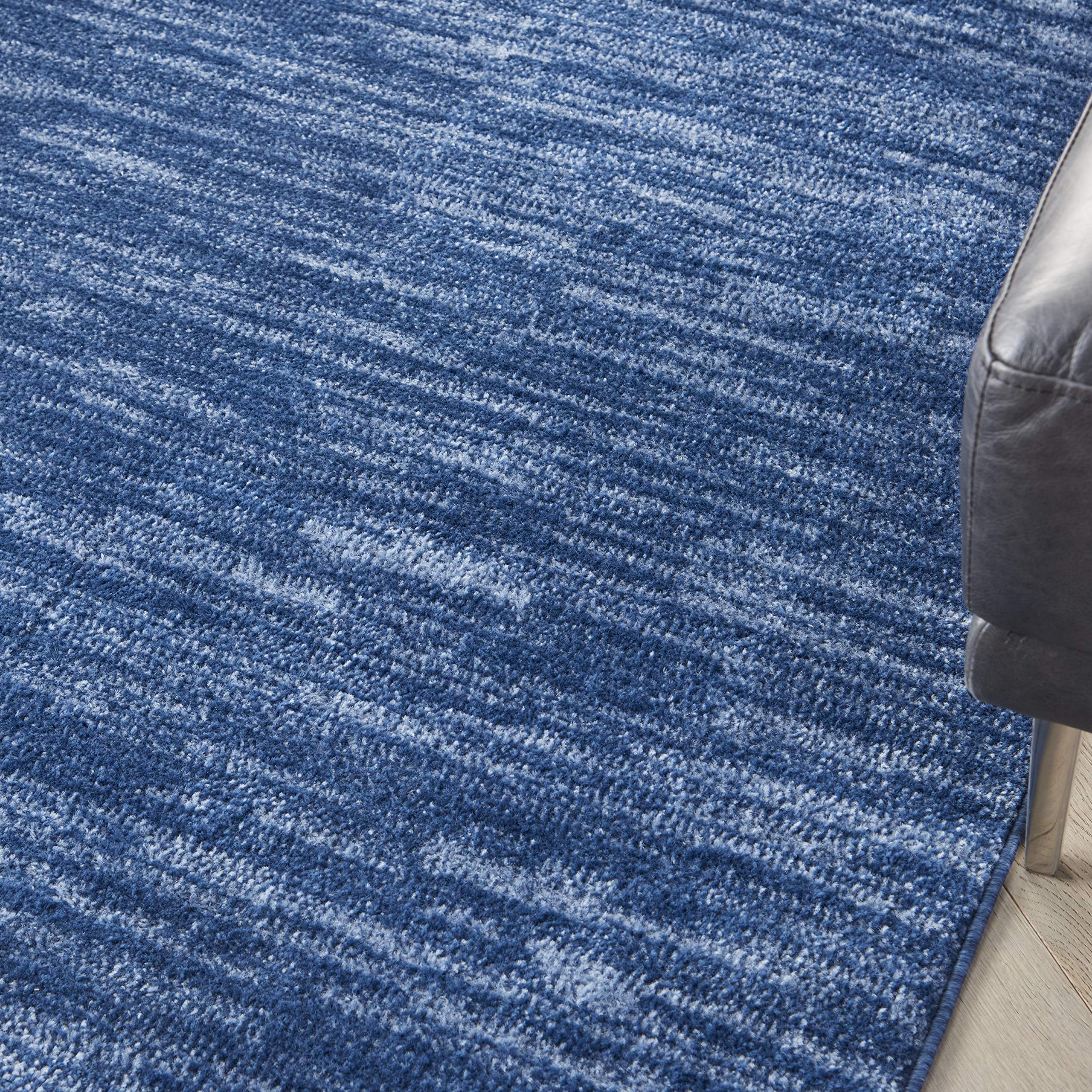 Nourison alfombra 5x8 junto a muebles para comparar escala