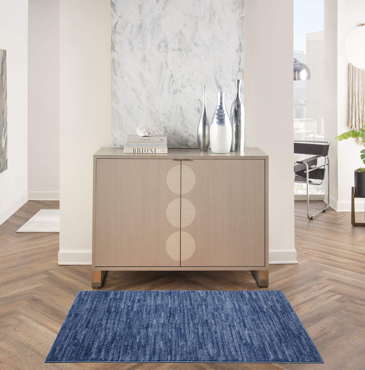 Nourison alfombra frontal azul marino mostrando color y corte limpio