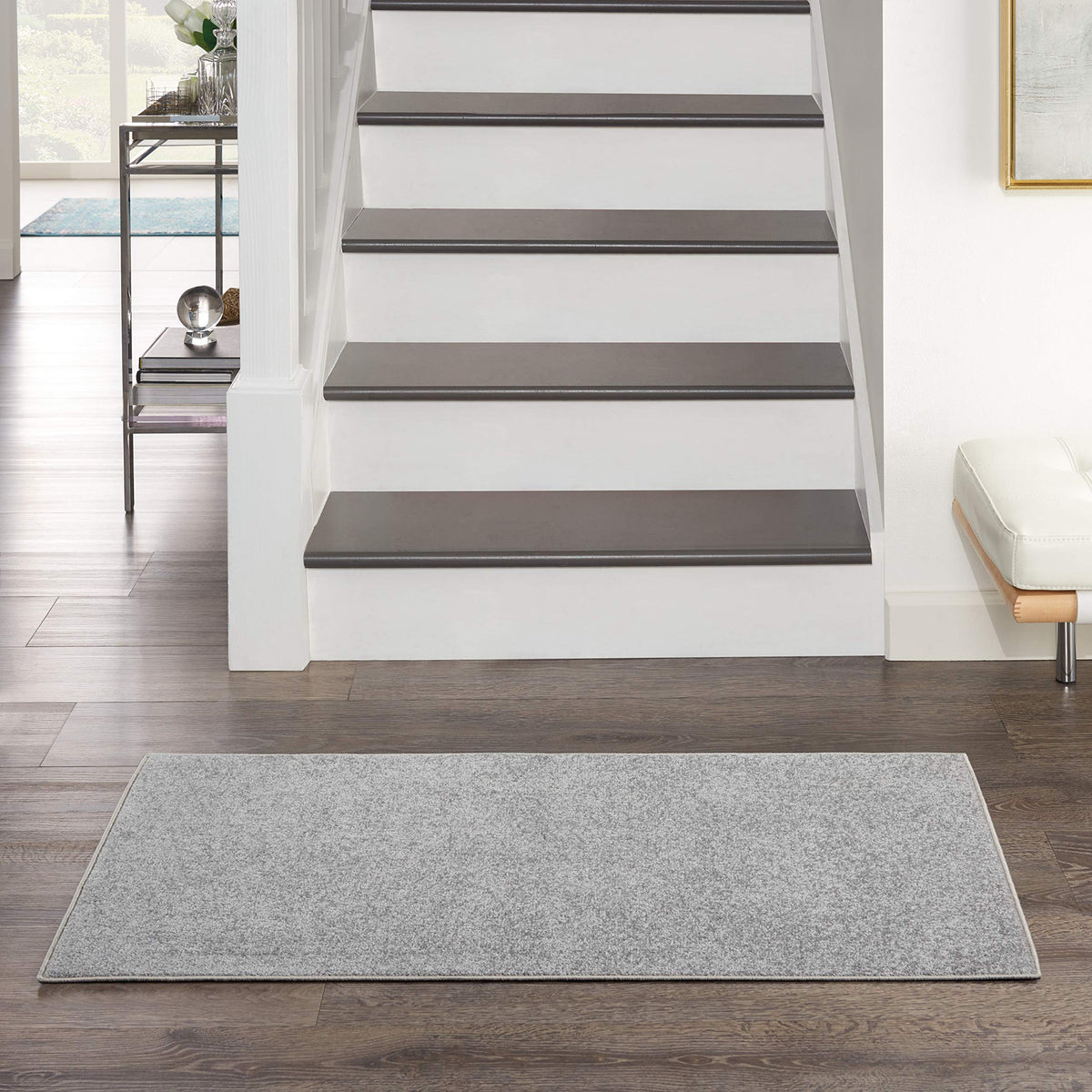 Nourison vista frontal gris plateado, aporta elegancia y resistencia