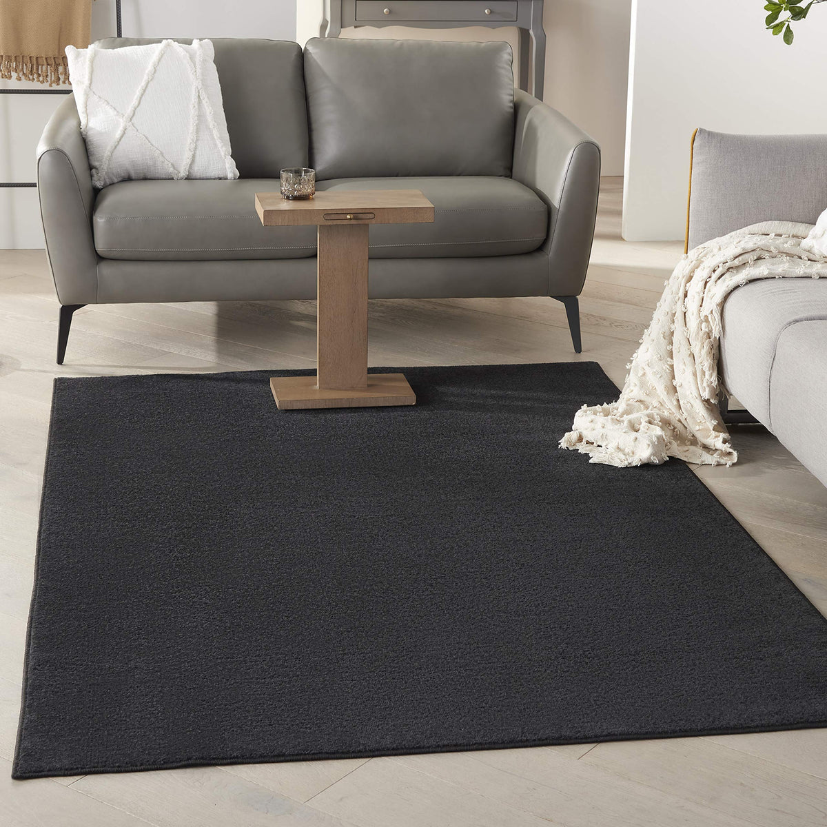 Nourison alfombra frontal en negro mostrando diseño y resistencia