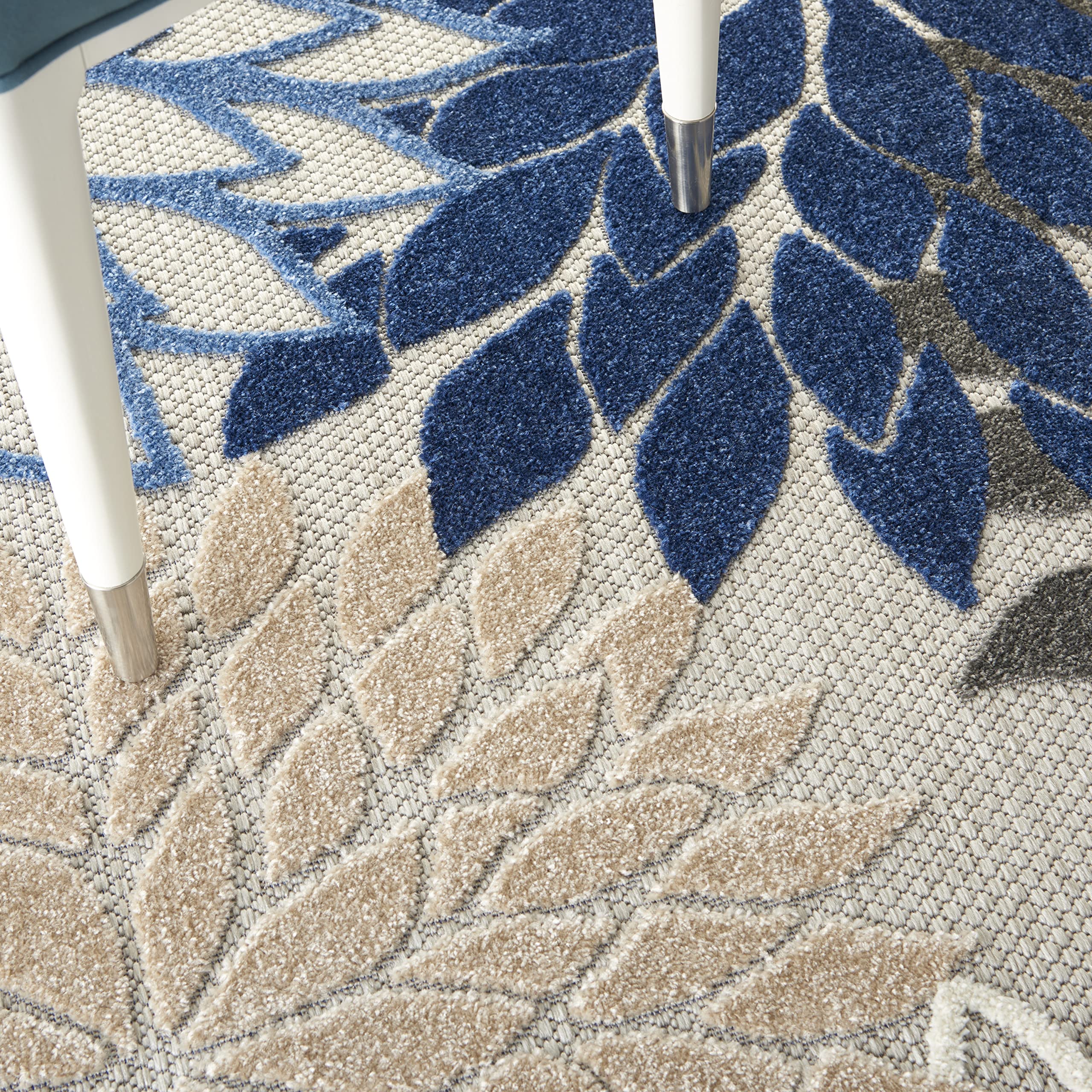 Nourison alfombra tamaño 3x5 comparada con muebles para visualizar escala