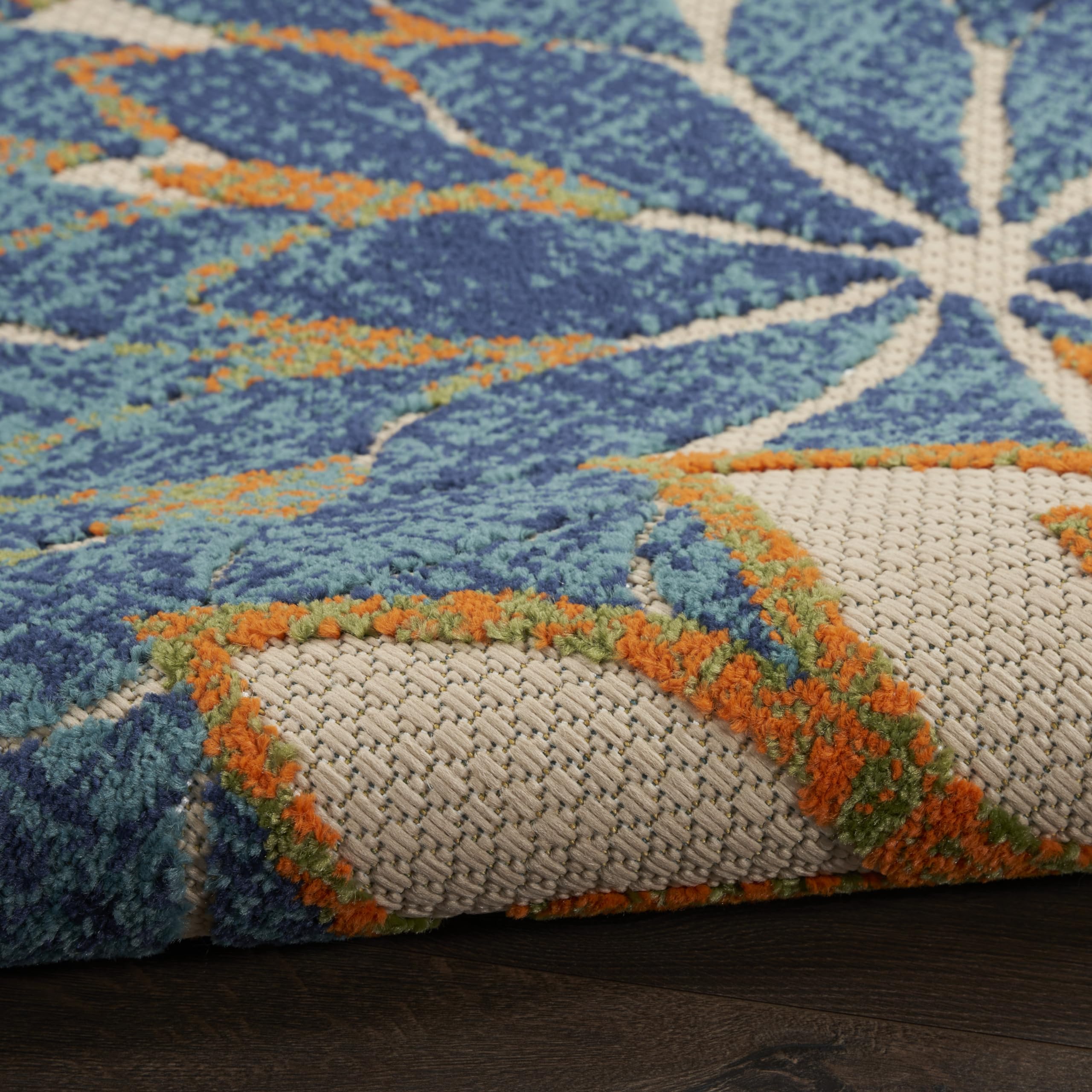 Nourison alfombra Aloha colocada en salón, aporta color