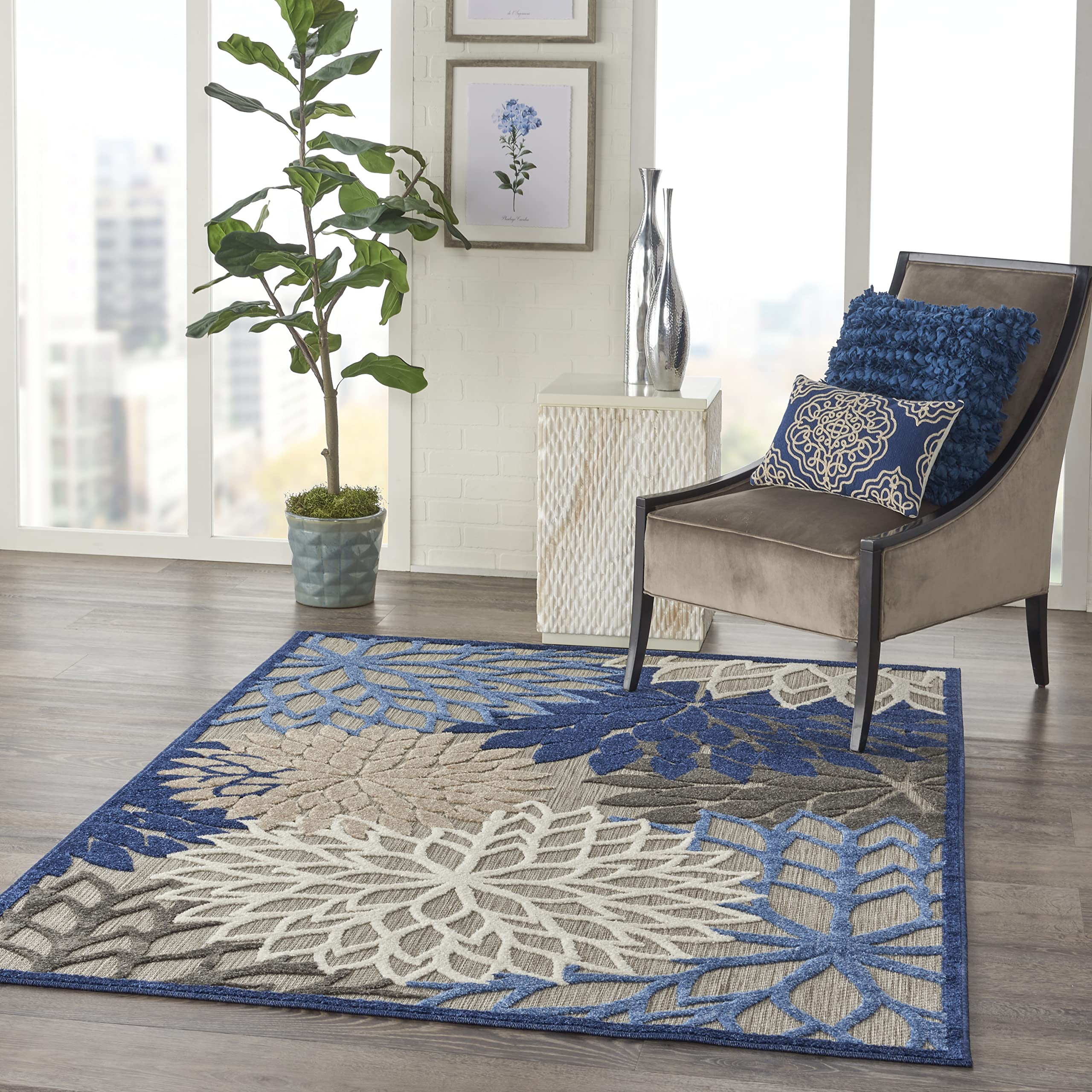 Nourison alfombra Aloha comparada con muebles para apreciar escala