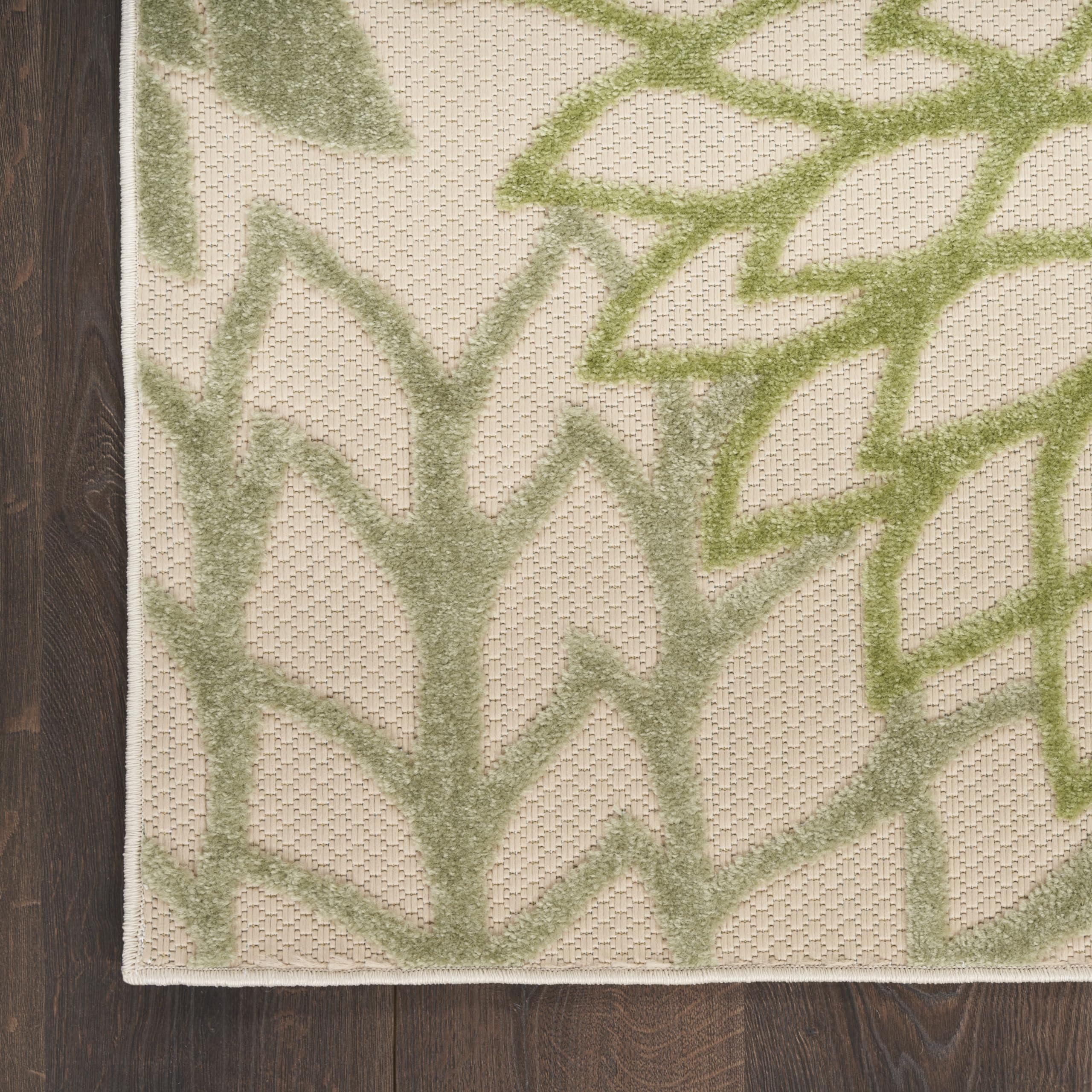 Nourison alfombra junto a silla para comparar tamaño práctico