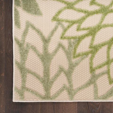 Nourison alfombra junto a silla para comparar tamaño práctico