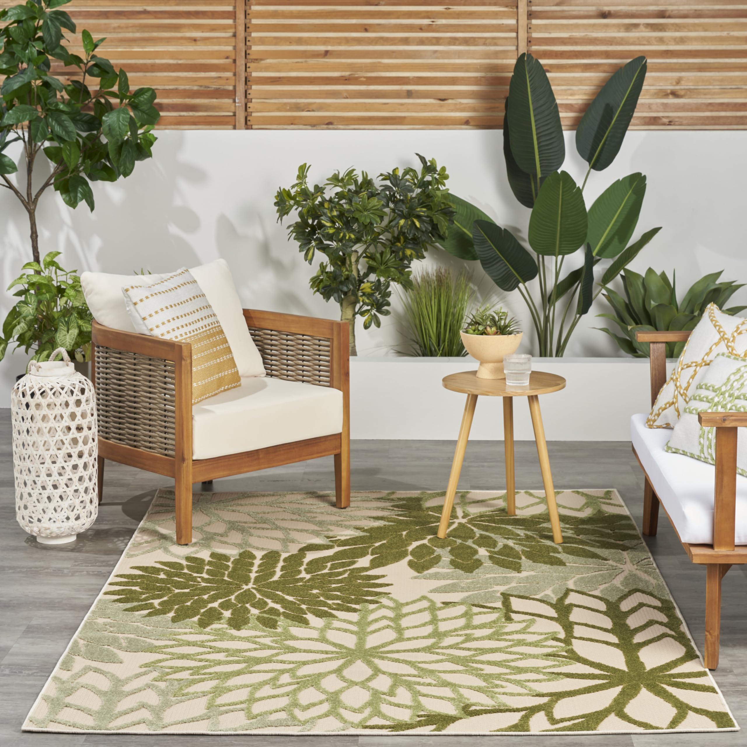 Nourison detalle de tonos verdes realza combinación cromática natural