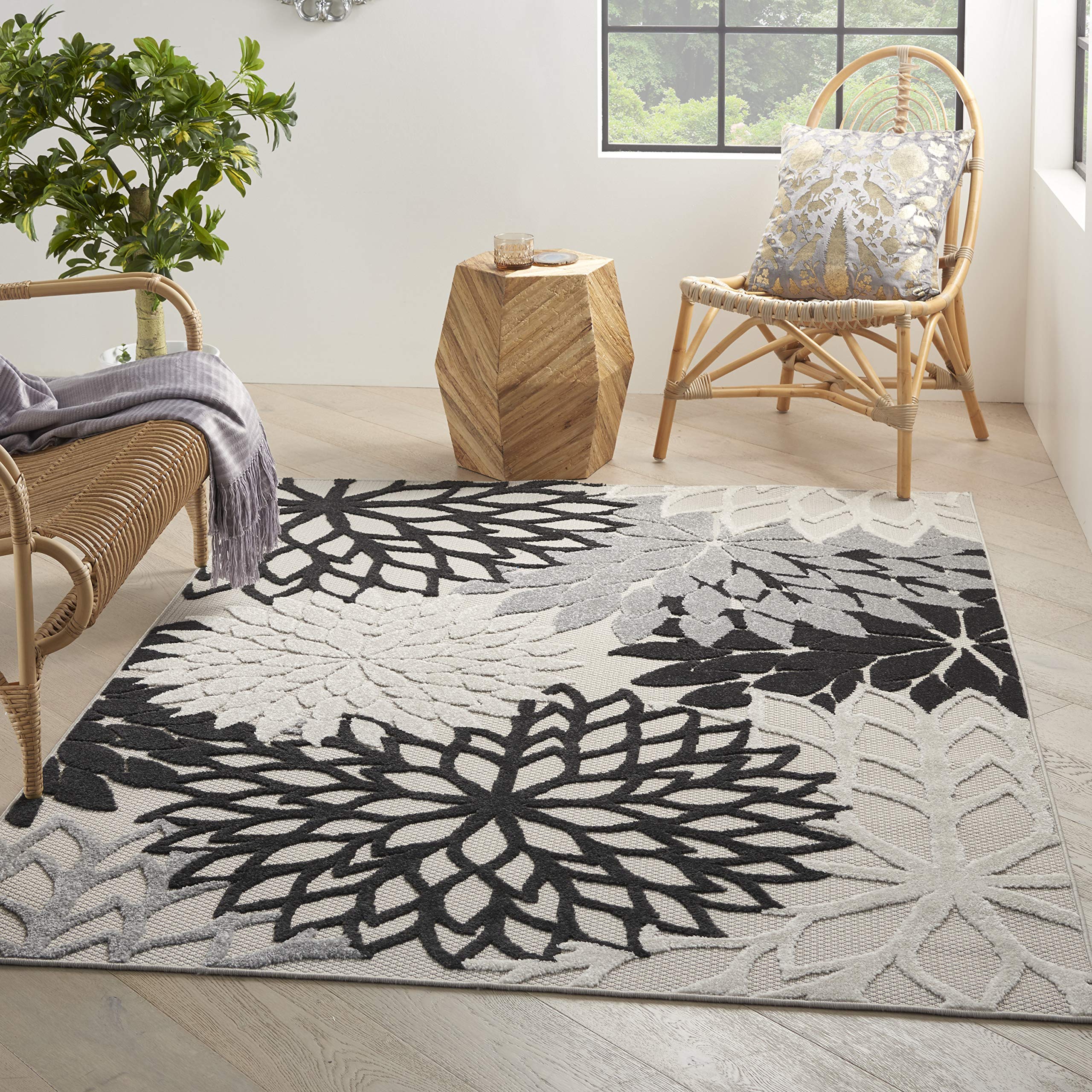Nourison alfombra Aloha detalle del motivo floral en blanco y negro