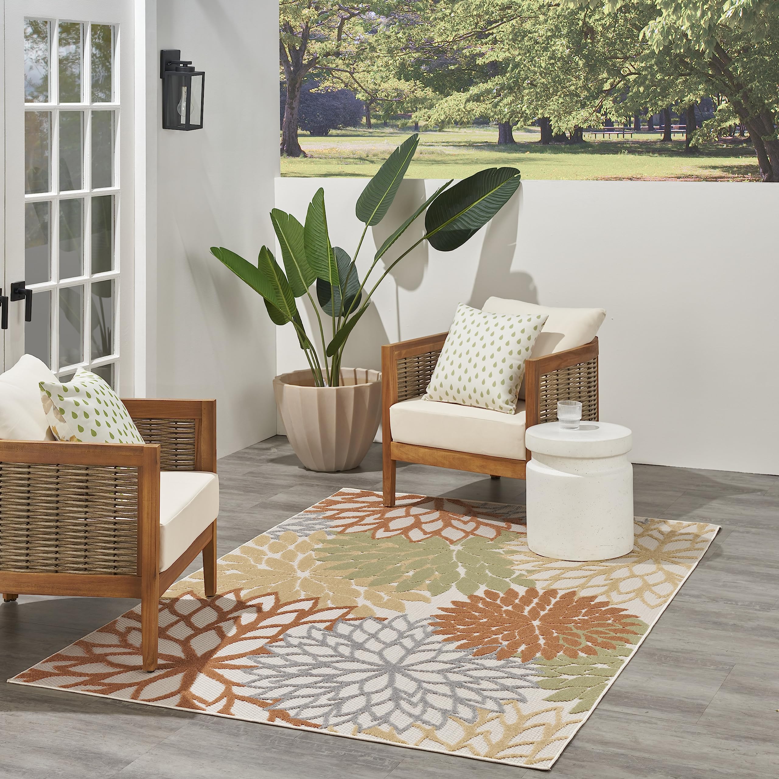 Nourison alfombra Aloha en patio demostrando resistencia exterior