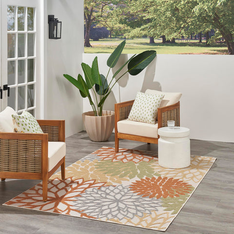 Nourison alfombra Aloha en patio demostrando resistencia exterior