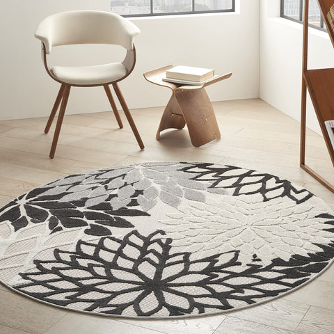 Nourison alfombra Aloha colocada en patio aporta estilo resistente