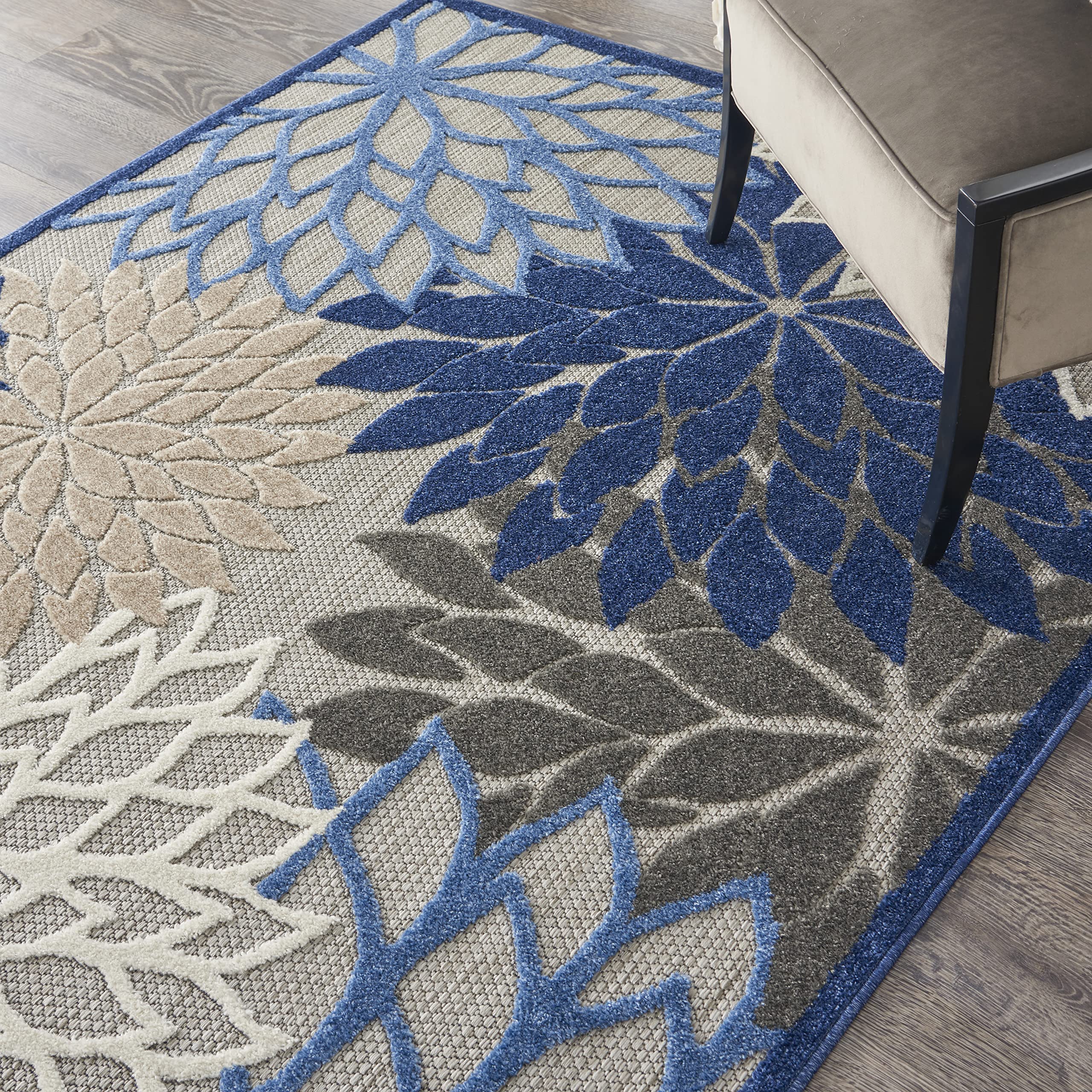 Nourison alfombra Aloha en porche mostrando uso exterior resistente