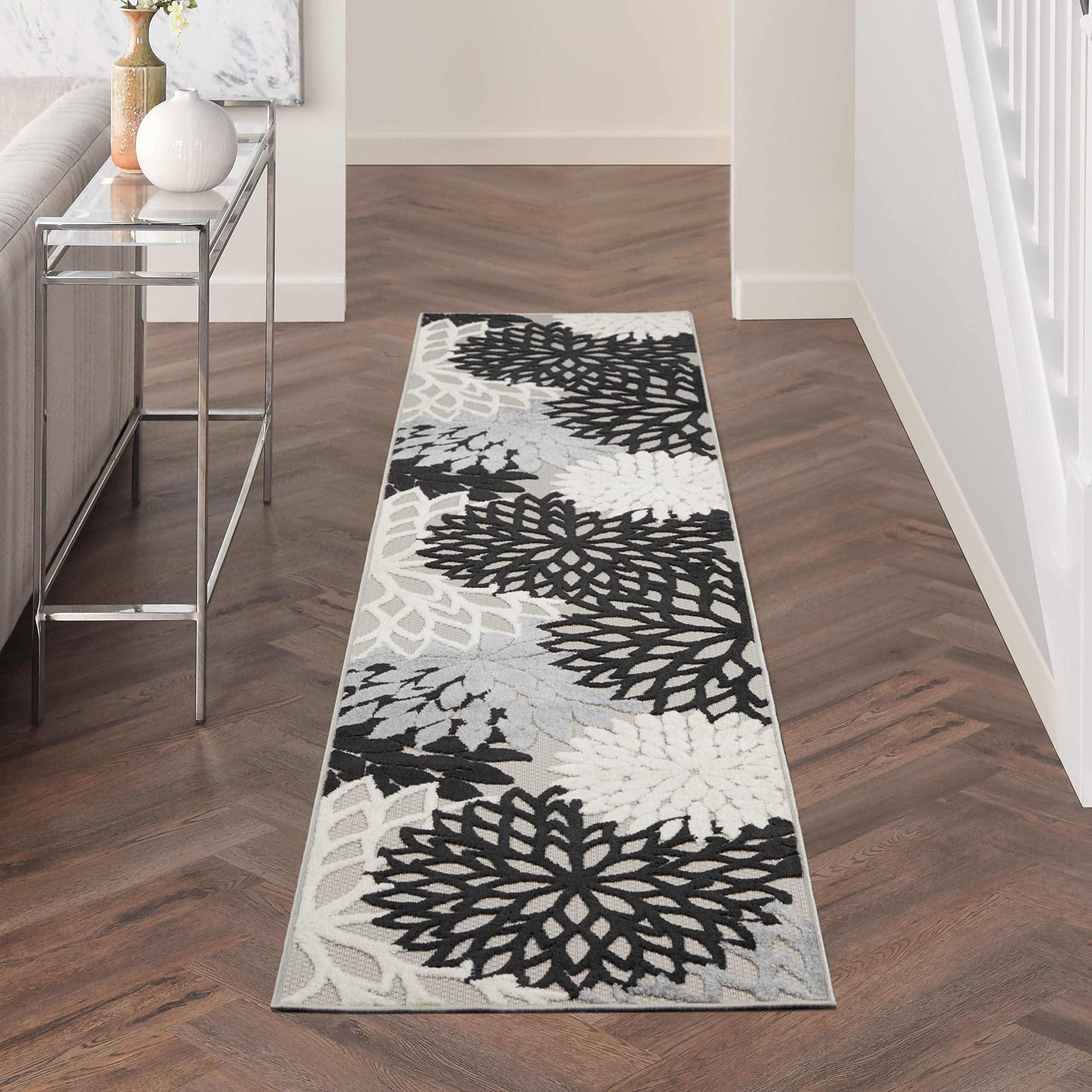 Nourison alfombra Aloha en salón, aporta aspecto tropical y orden