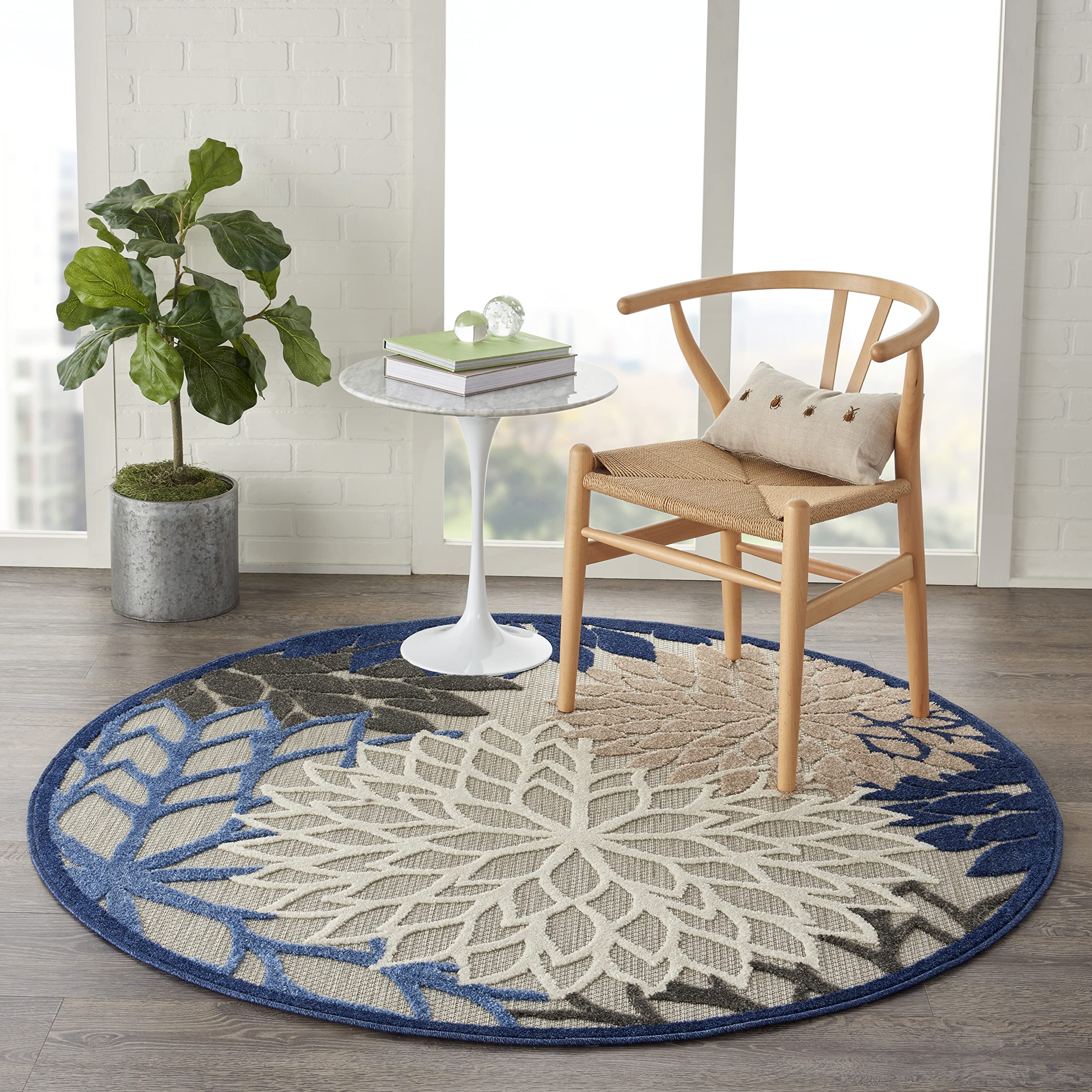 Nourison alfombra Aloha colocada en terraza realza espacio y resiste clima