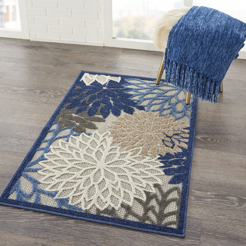 Nourison alfombra junto a una silla demuestra tamaño real