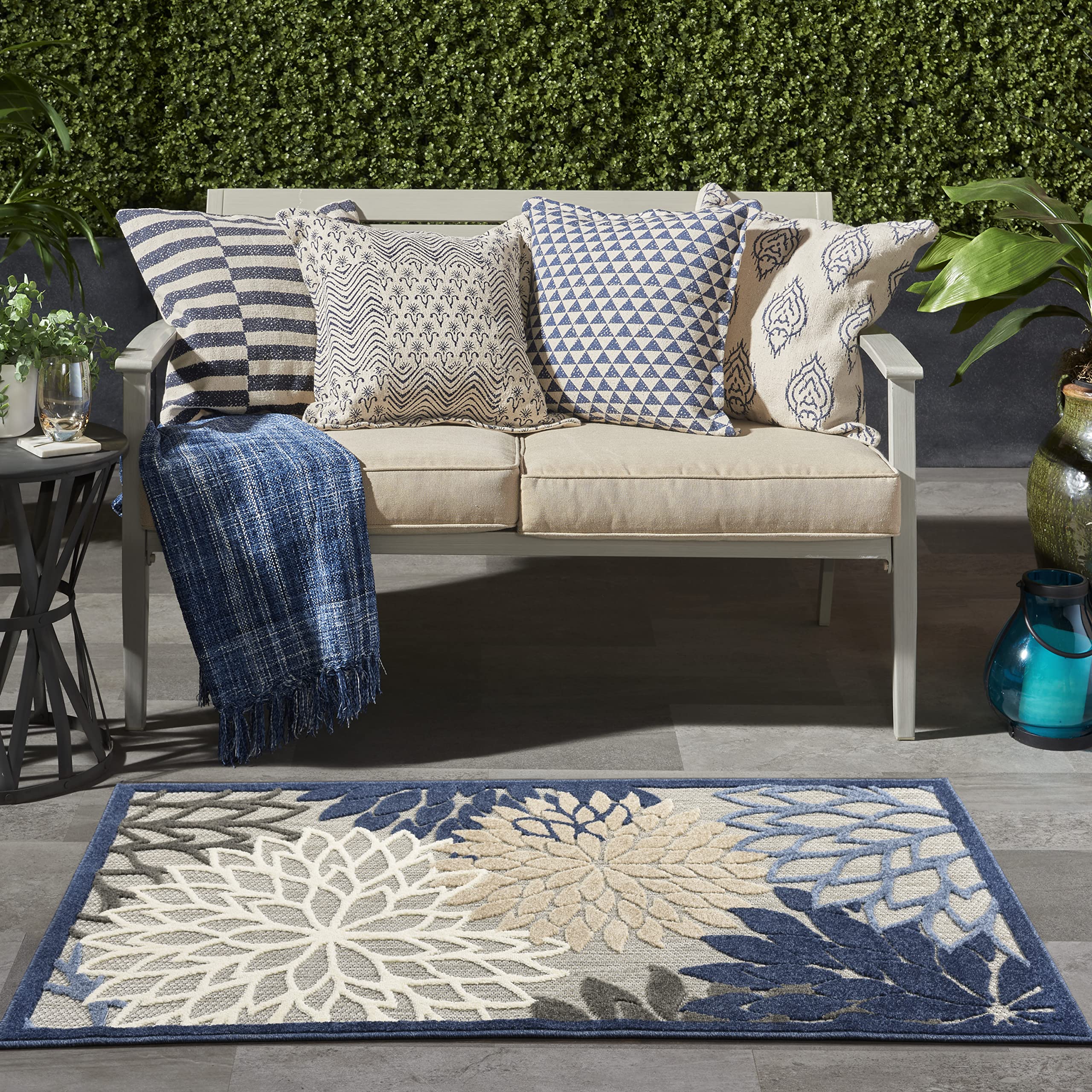 Nourison Aloha vista frontal con diseño tropical para ambiente fresco