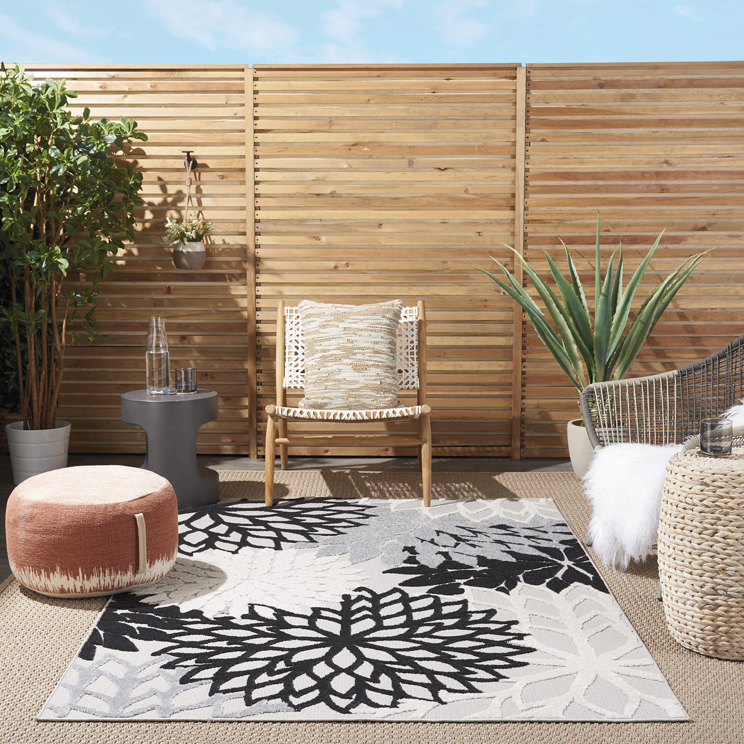 Nourison alfombra Aloha frontal en patio, aporta estilo duradero