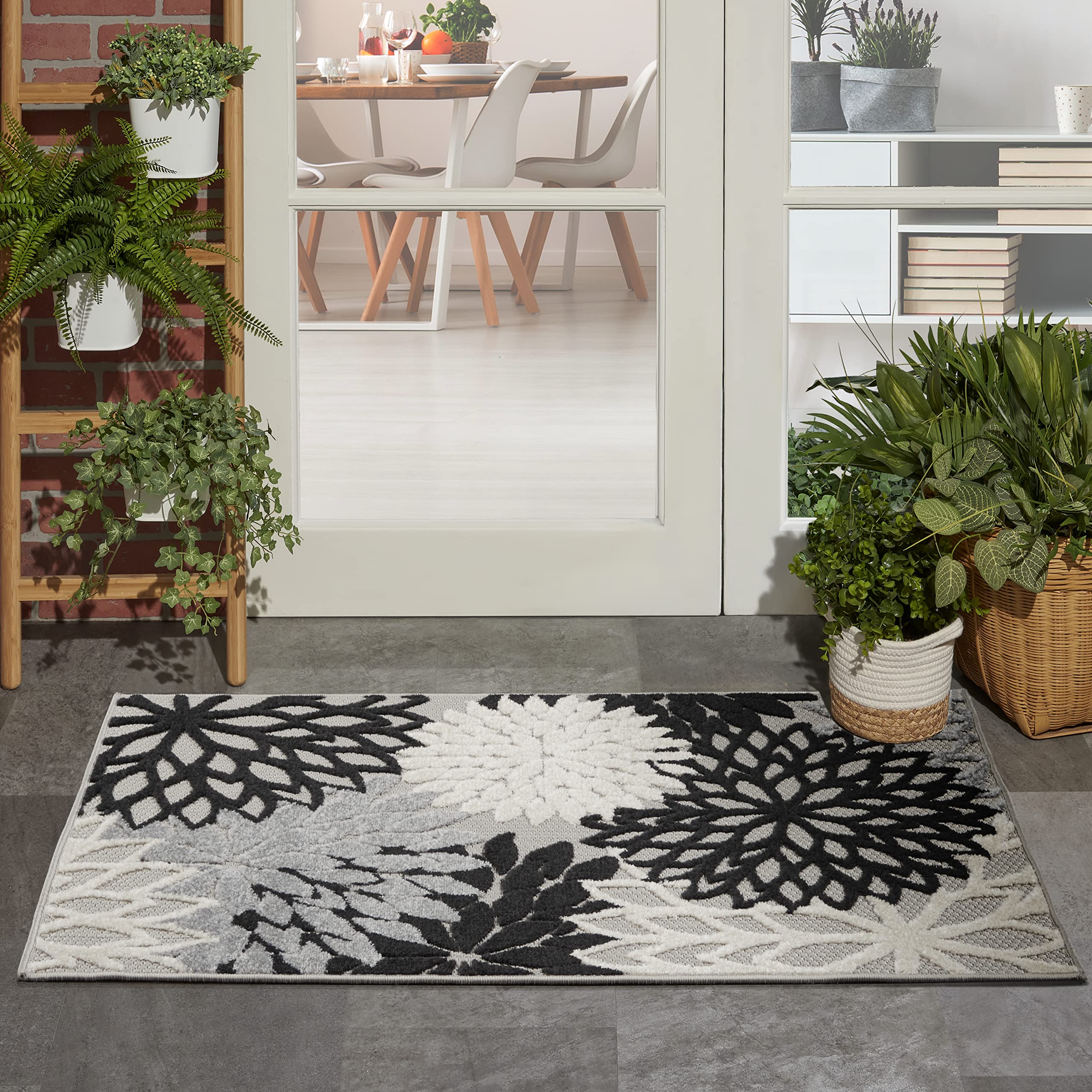 Nourison Aloha vista frontal, diseño tropical en blanco y negro que revitaliza espacios