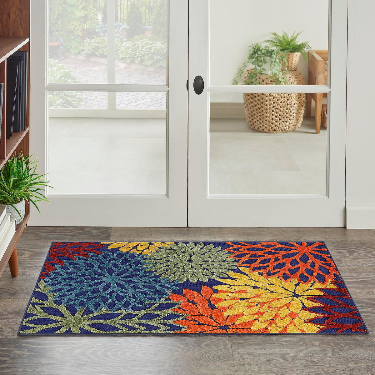 Nourison vista frontal del diseño floral vibrante que realza exteriores