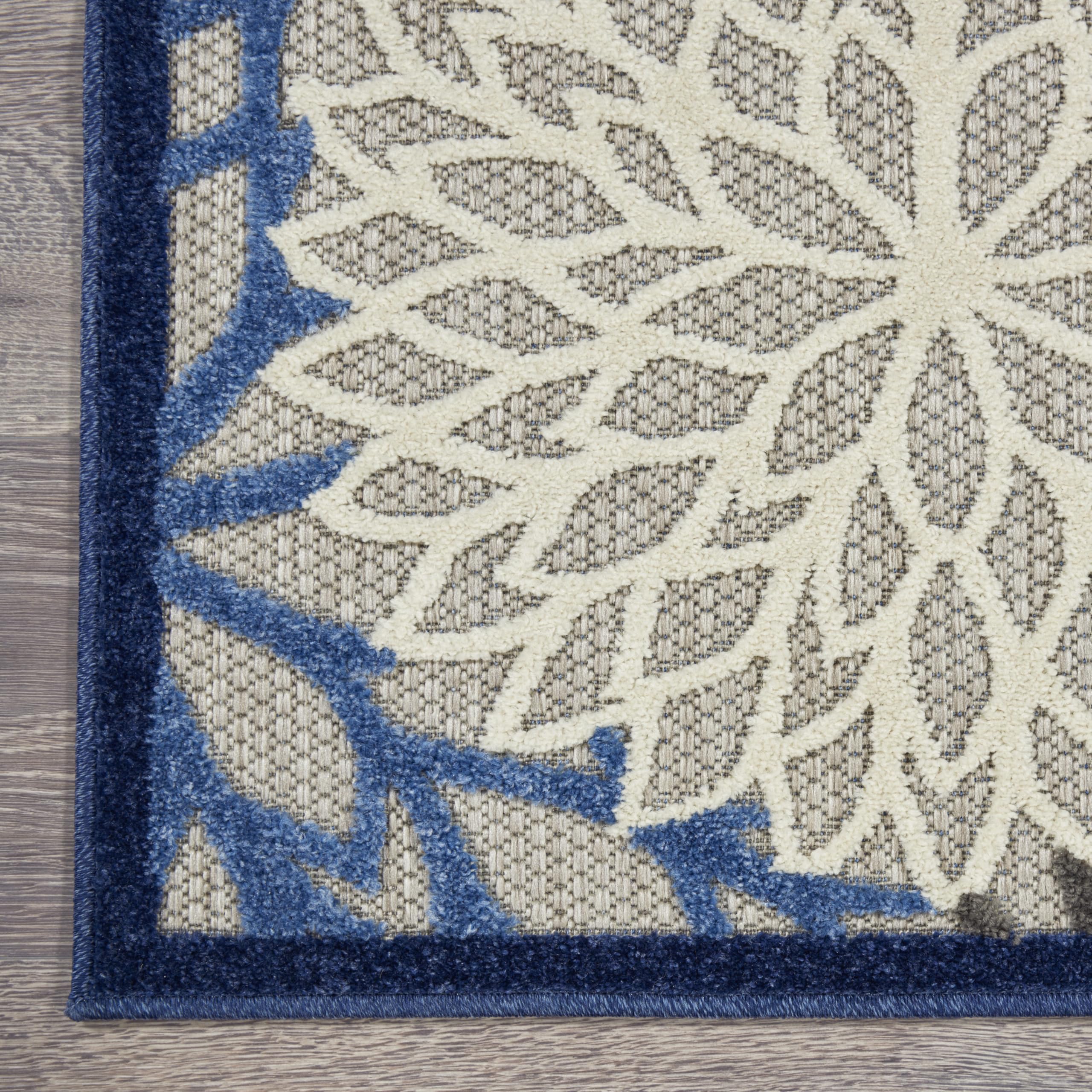 Nourison detalle del patrón floral amplio que embellece cualquier ambiente