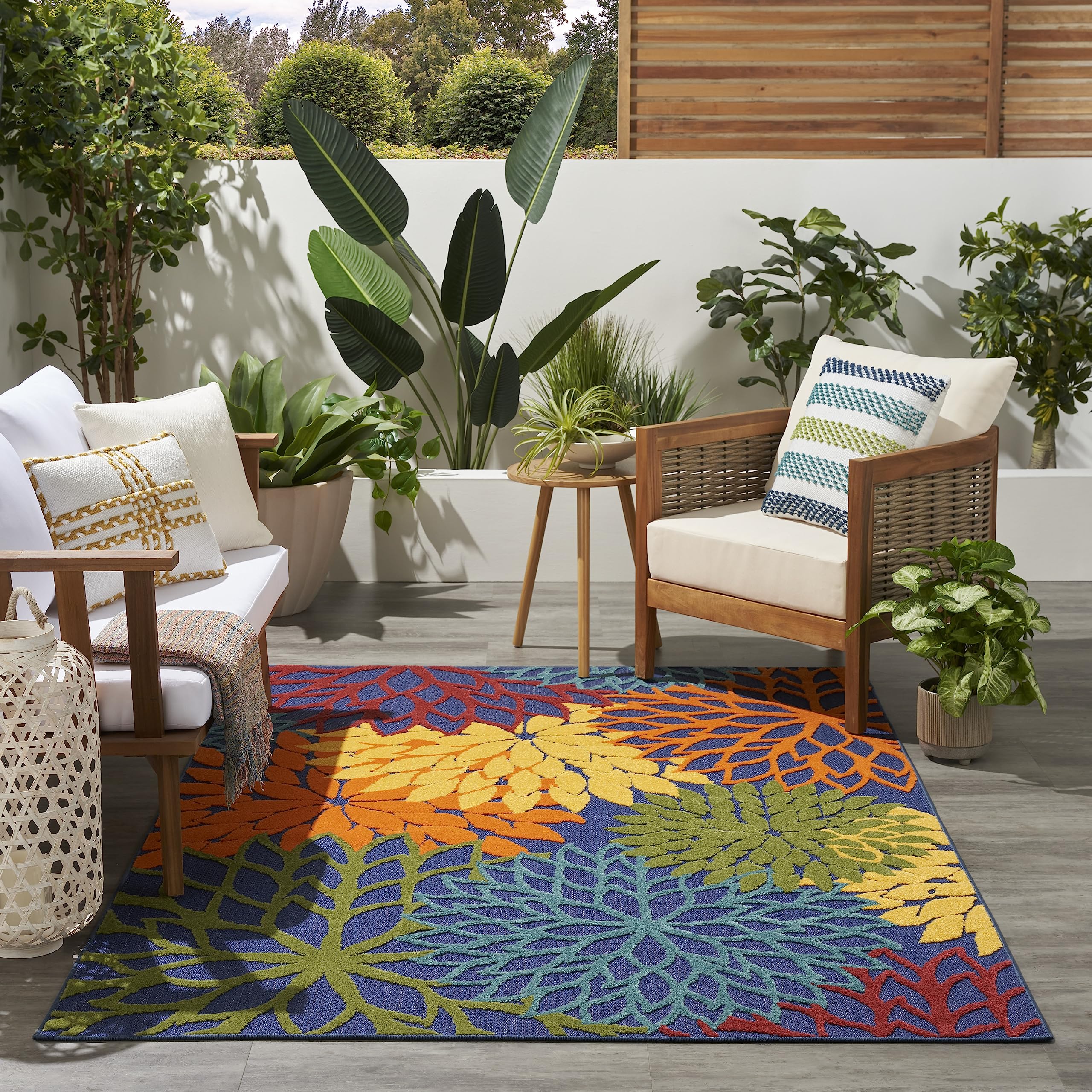 Nourison alfombra junto a silla para comparar tamaño y escala real