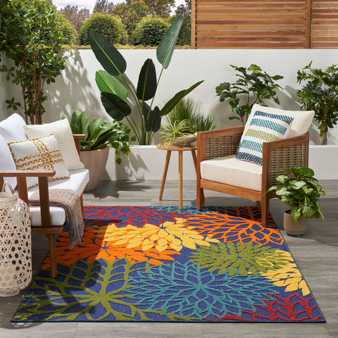 Nourison alfombra junto a silla para comparar tamaño y escala real