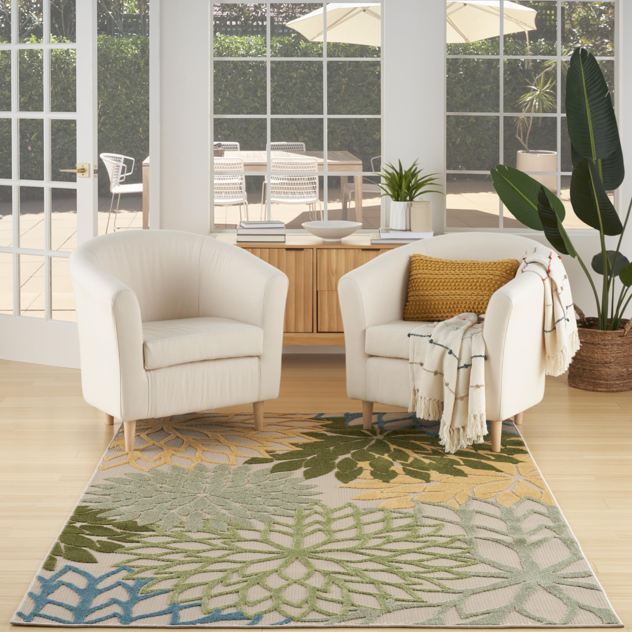 Nourison Aloha vista frontal que muestra patrón floral y colores vivos para decoración
