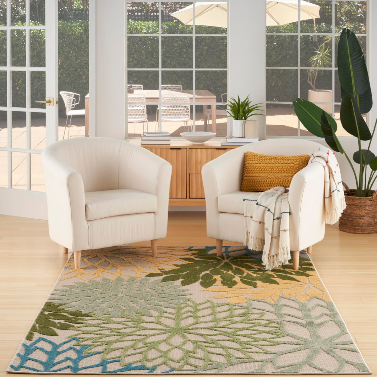 Nourison Aloha vista frontal que muestra patrón floral y colores vivos para decoración