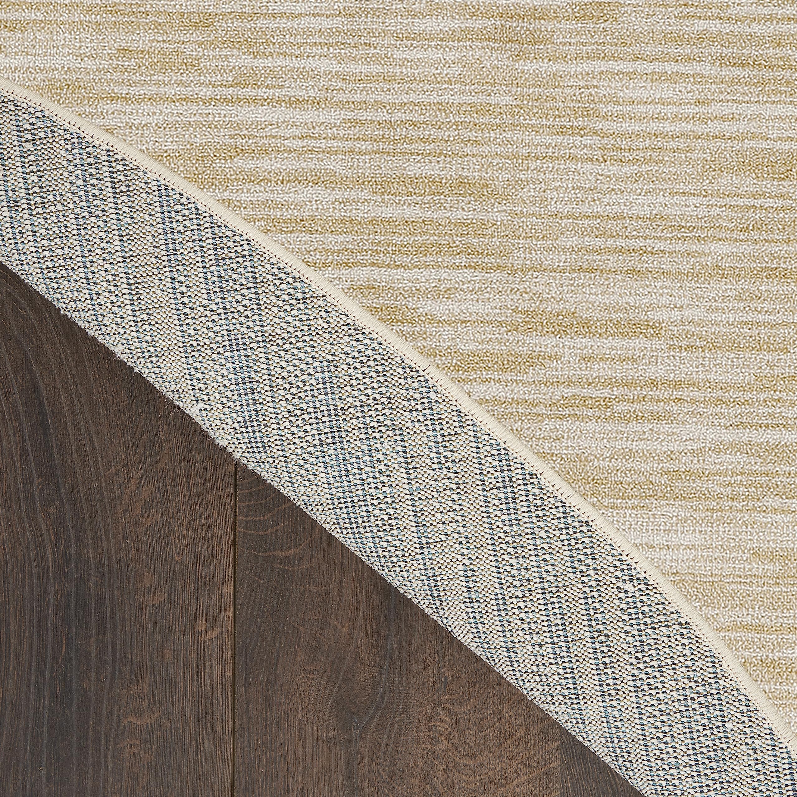Nourison alfombra utilizada en layering con otra pieza decorativa