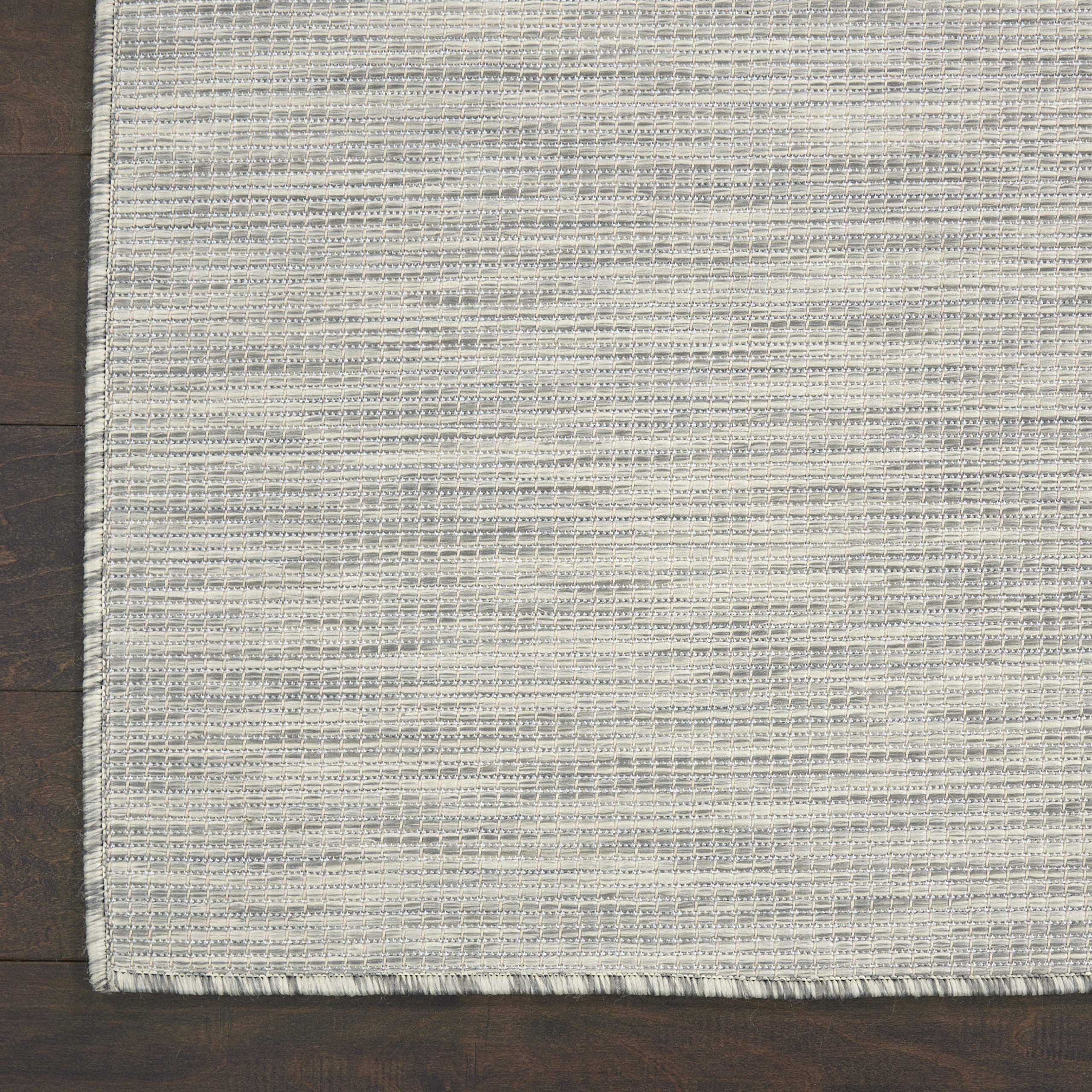 Nourison comparación tamaño con sofá para referencia visual