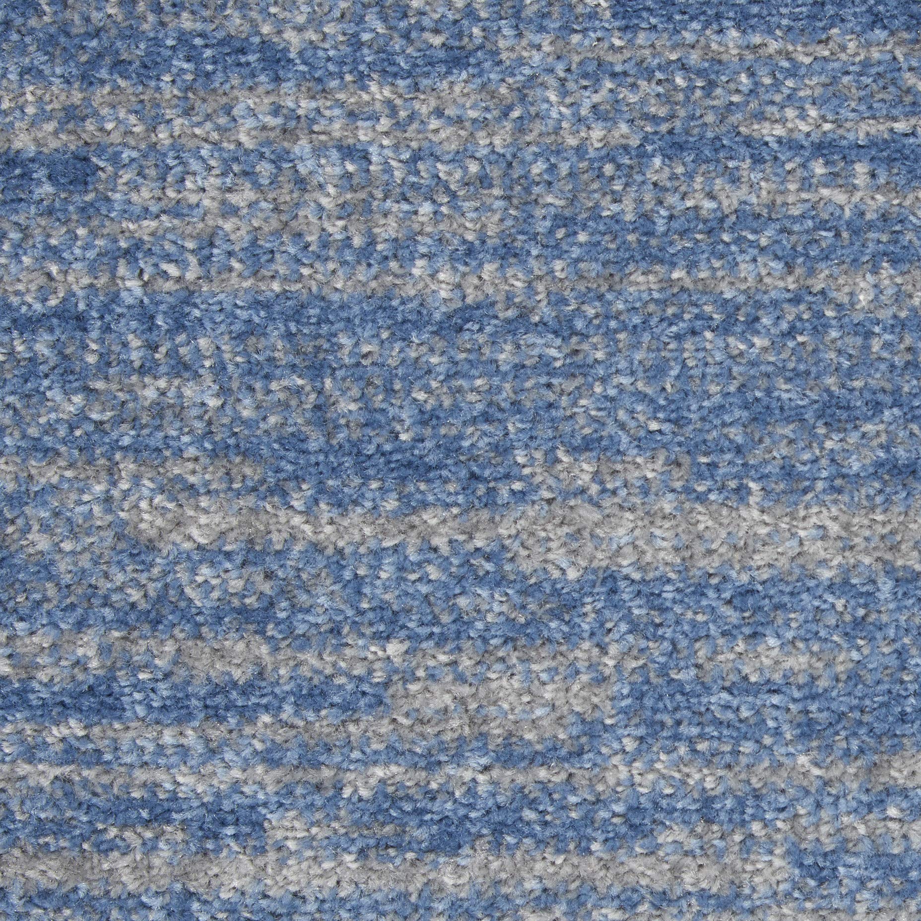 Nourison alfombra en salón con sofá mostrando integración decorativa
