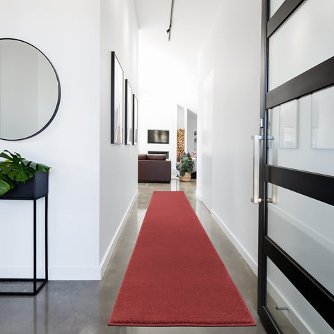 Nourison Essentials vista frontal del corredor, color brick red y aspecto elegante