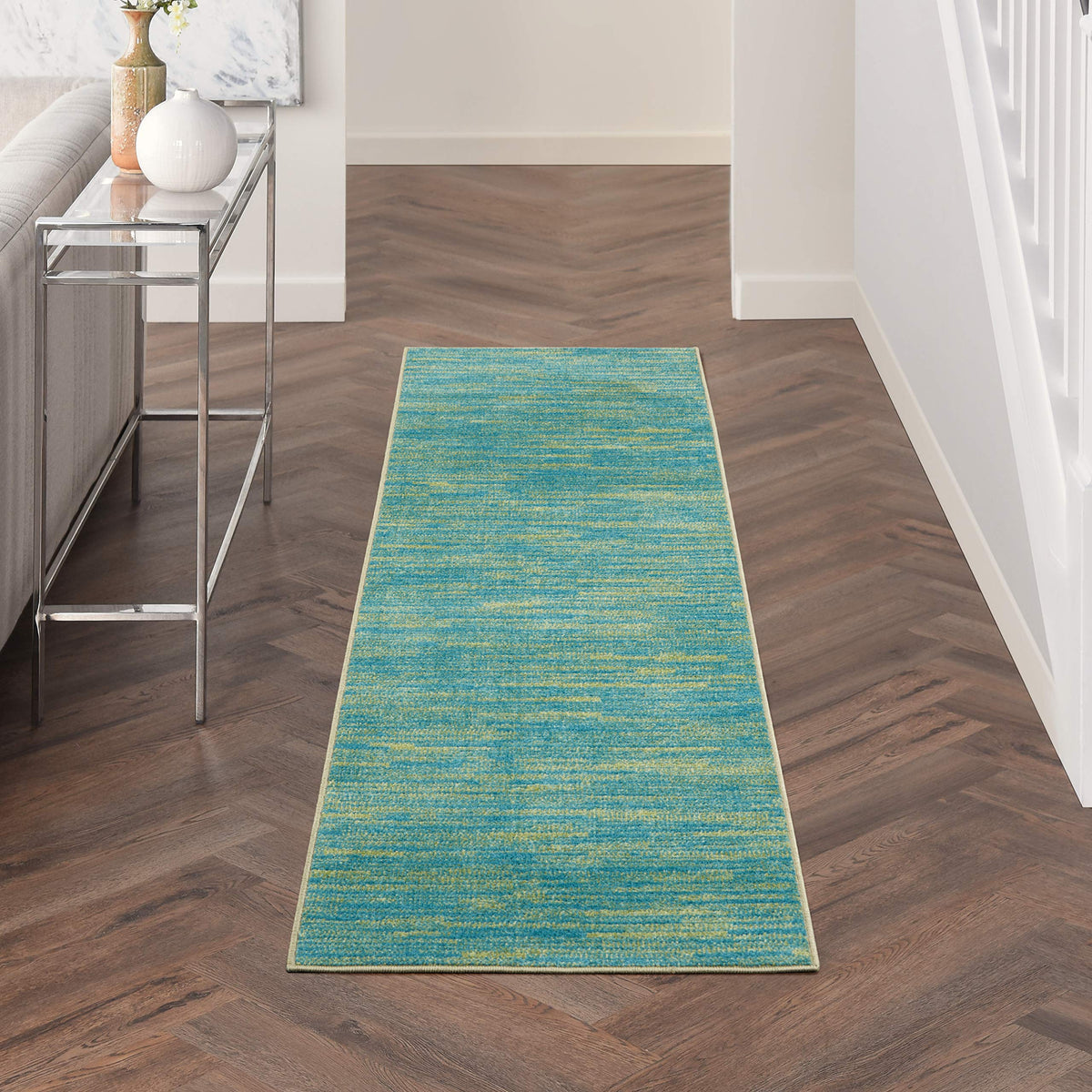 Nourison alfombra runner frontal mostrando color azul verdoso y diseño resistente