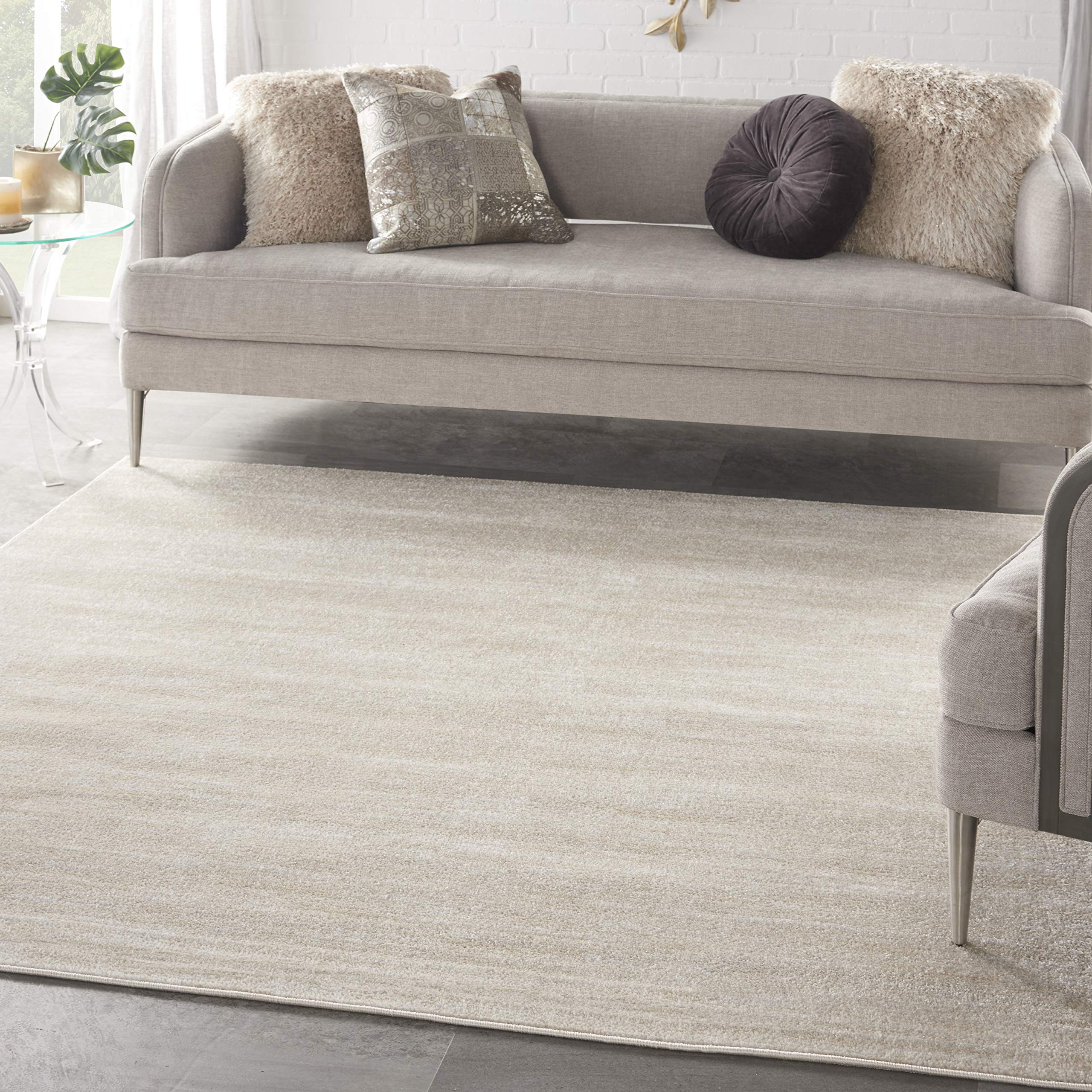Nourison alfombra frontal mostrando color ivory beige y beneficio de elegancia neutra