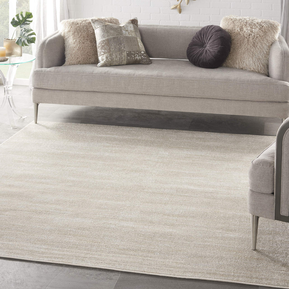 Nourison alfombra frontal mostrando color ivory beige y beneficio de elegancia neutra