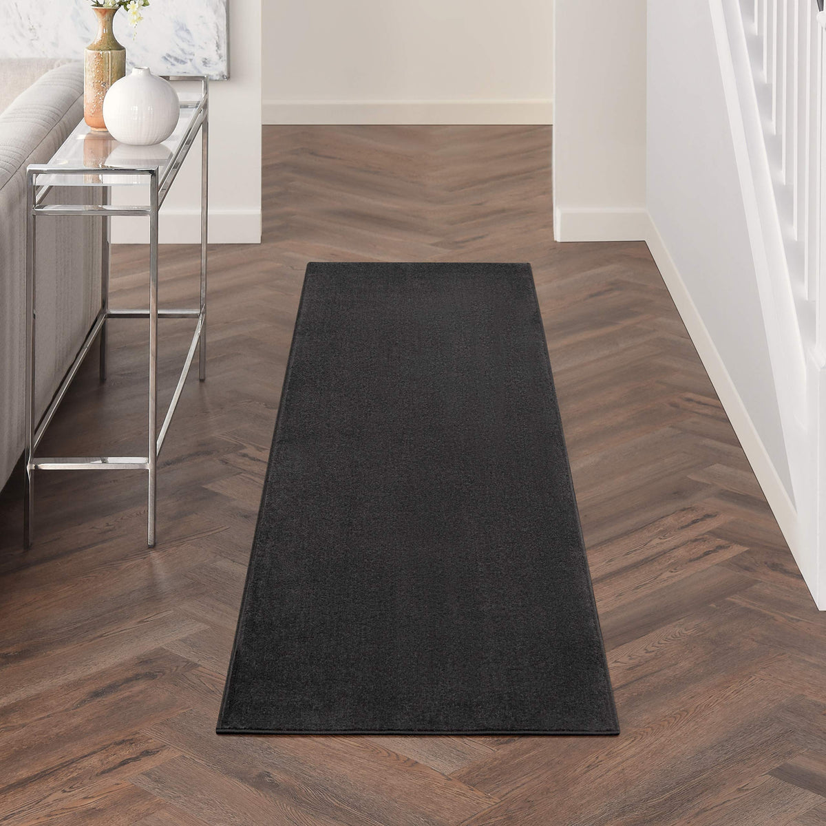 Nourison alfombra runner vista frontal, color negro resistente y elegante