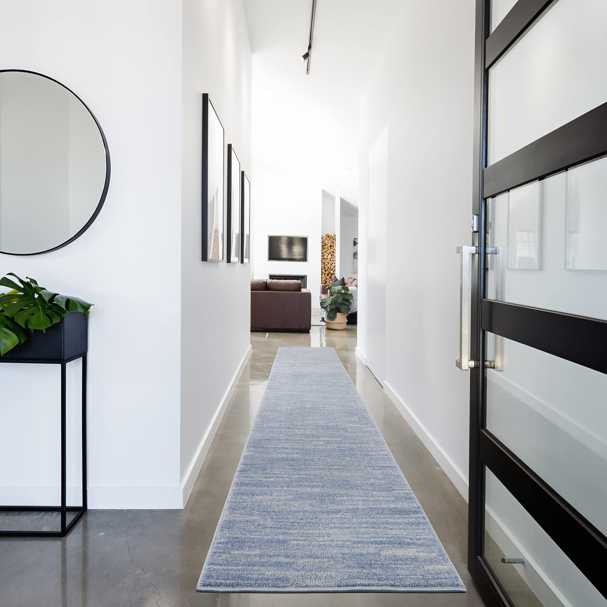 Nourison runner frontal mostrando el patrón azul gris y borde limpio, aporta estilo resistente